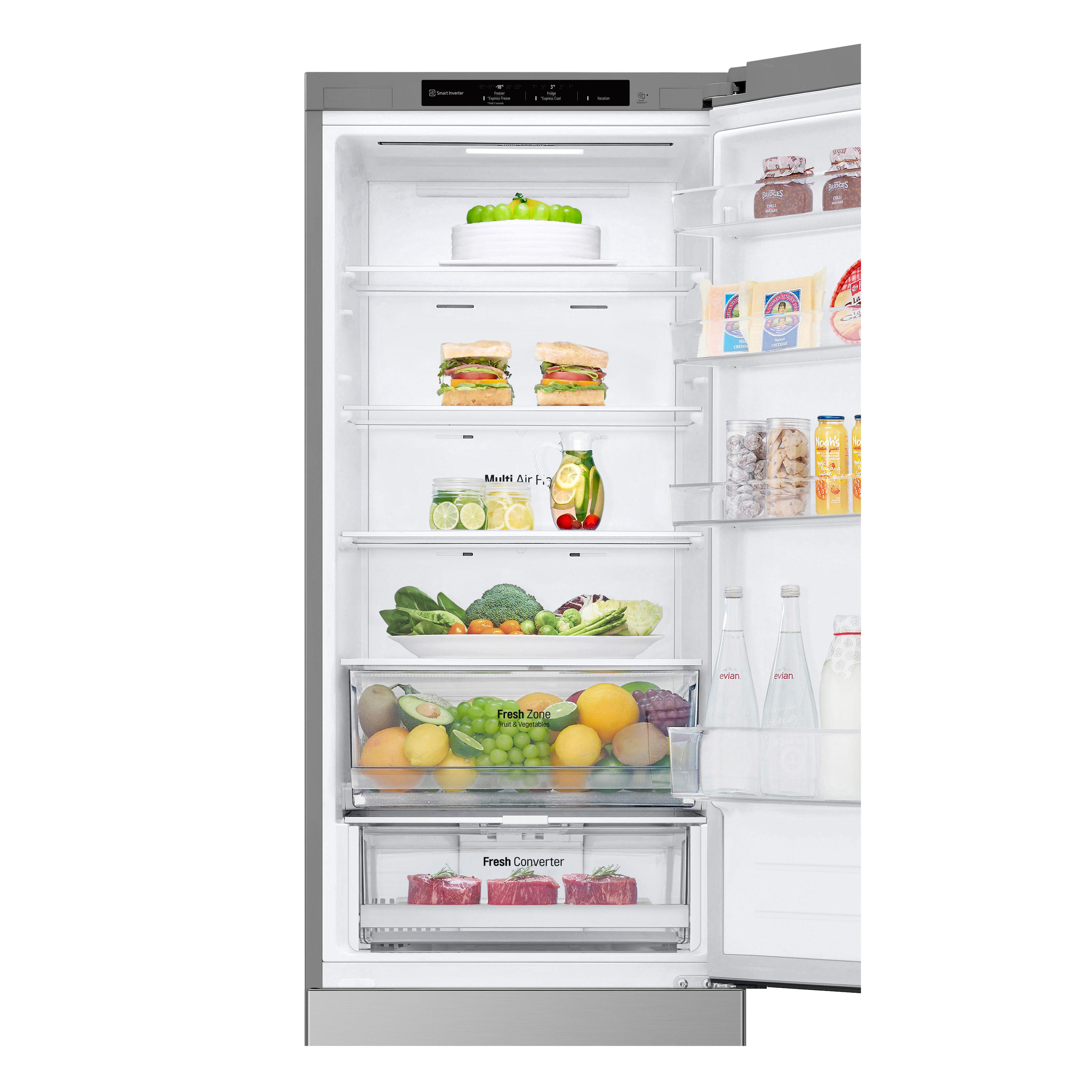 Ein offener Kühlschrank mit Lebensmitteln: Obst, Gemüse, Sandwiches, Fleisch, Getränke und Käse.
