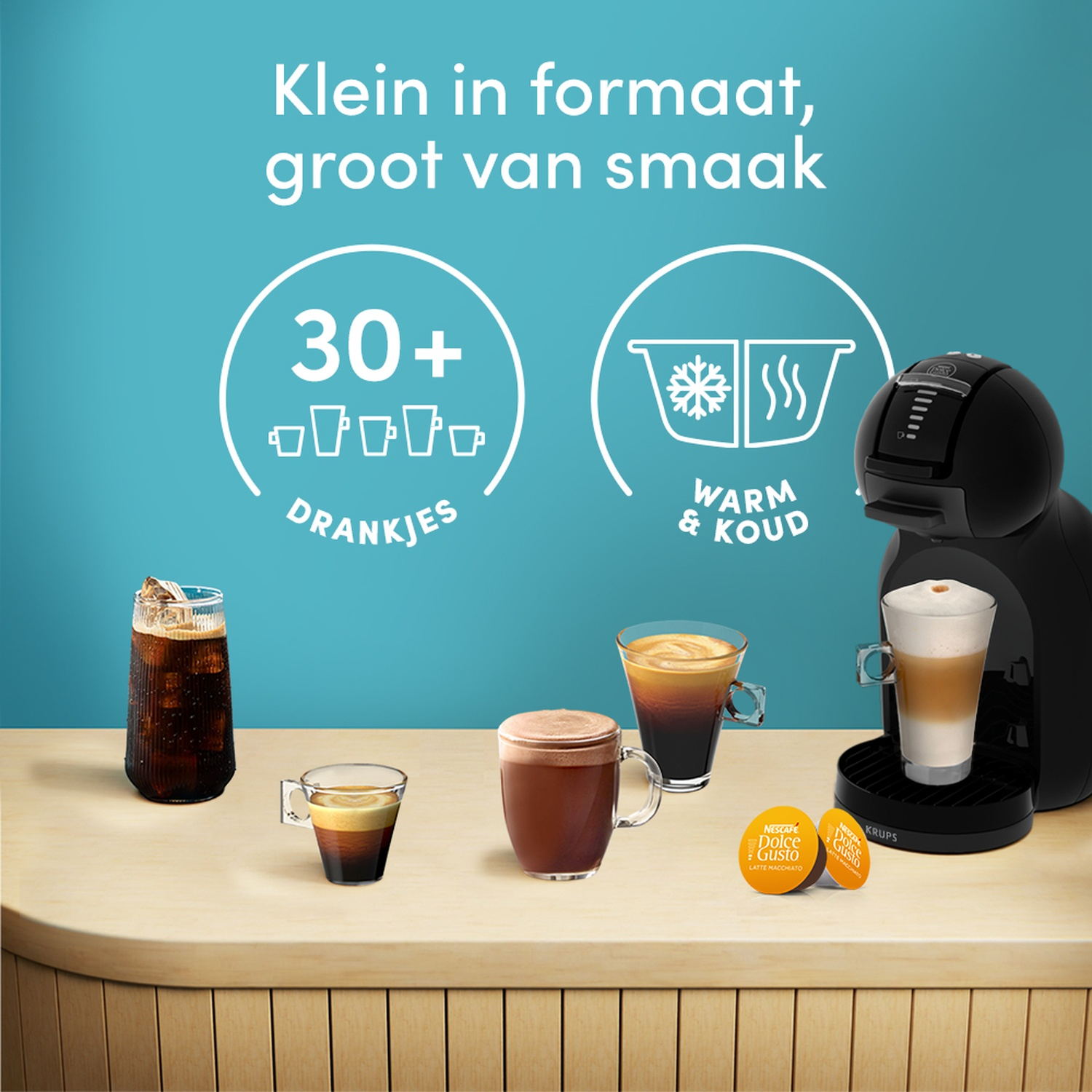 Koffiezetapparaat met diverse dranken en cups op een houten tafel.