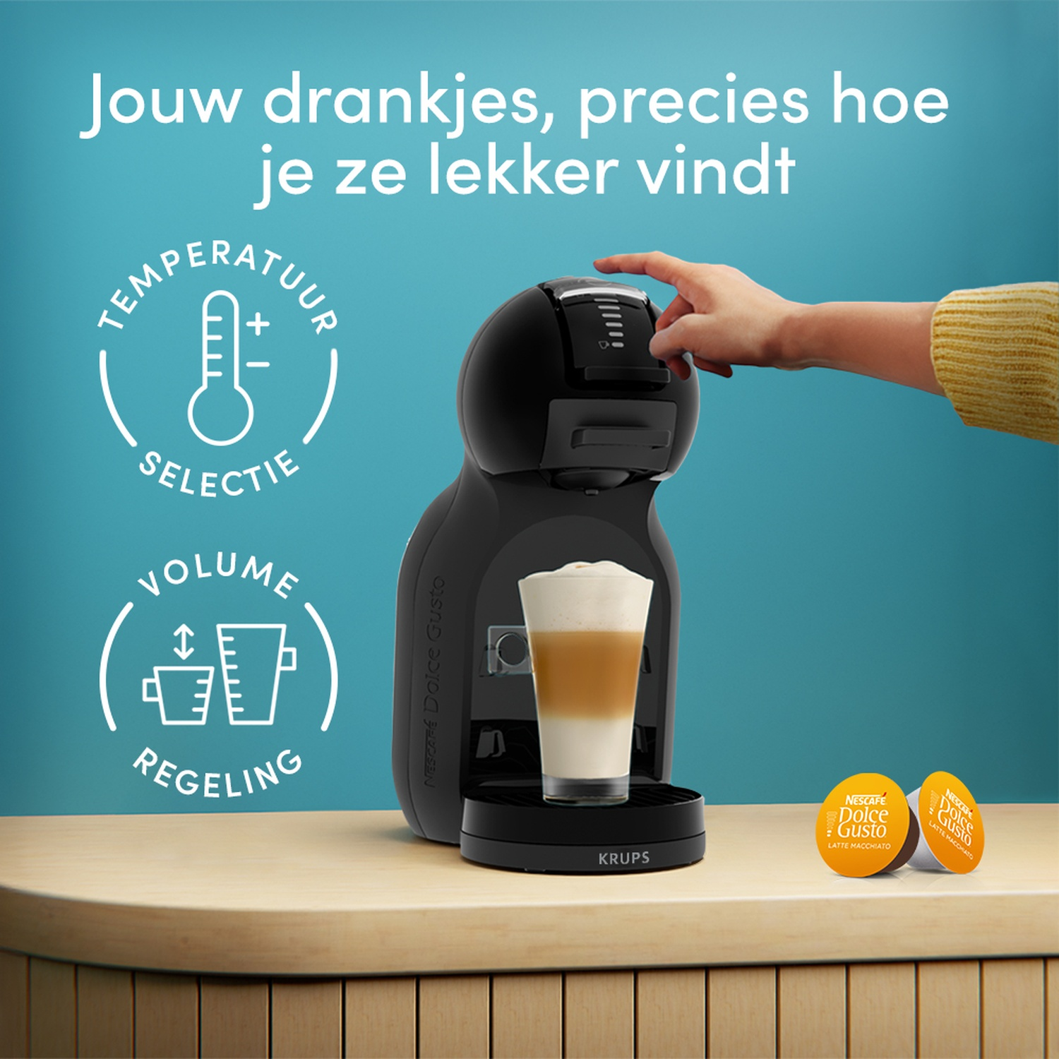 Een zwarte koffiemachine met een latte macchiato, twee cups en iconen voor temperatuur en volume.