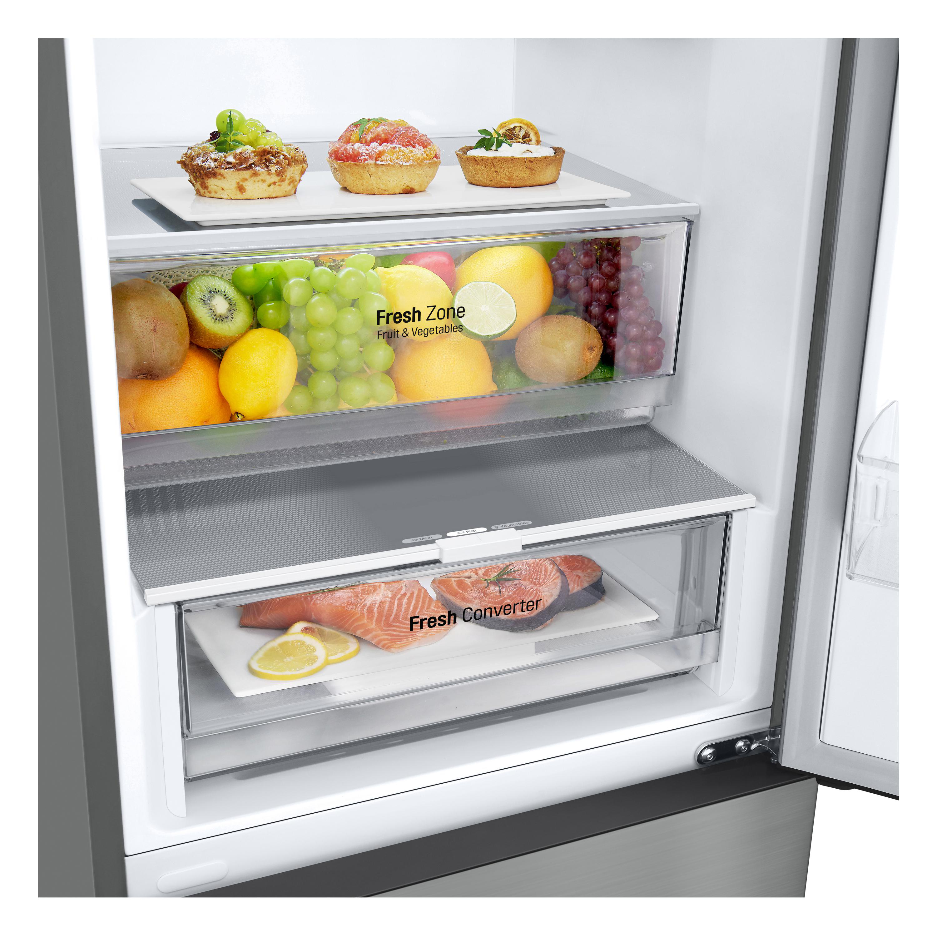 Kühlschrank-Innenraum mit zwei Schubladen: eine mit Obst, die andere mit Lachs.
