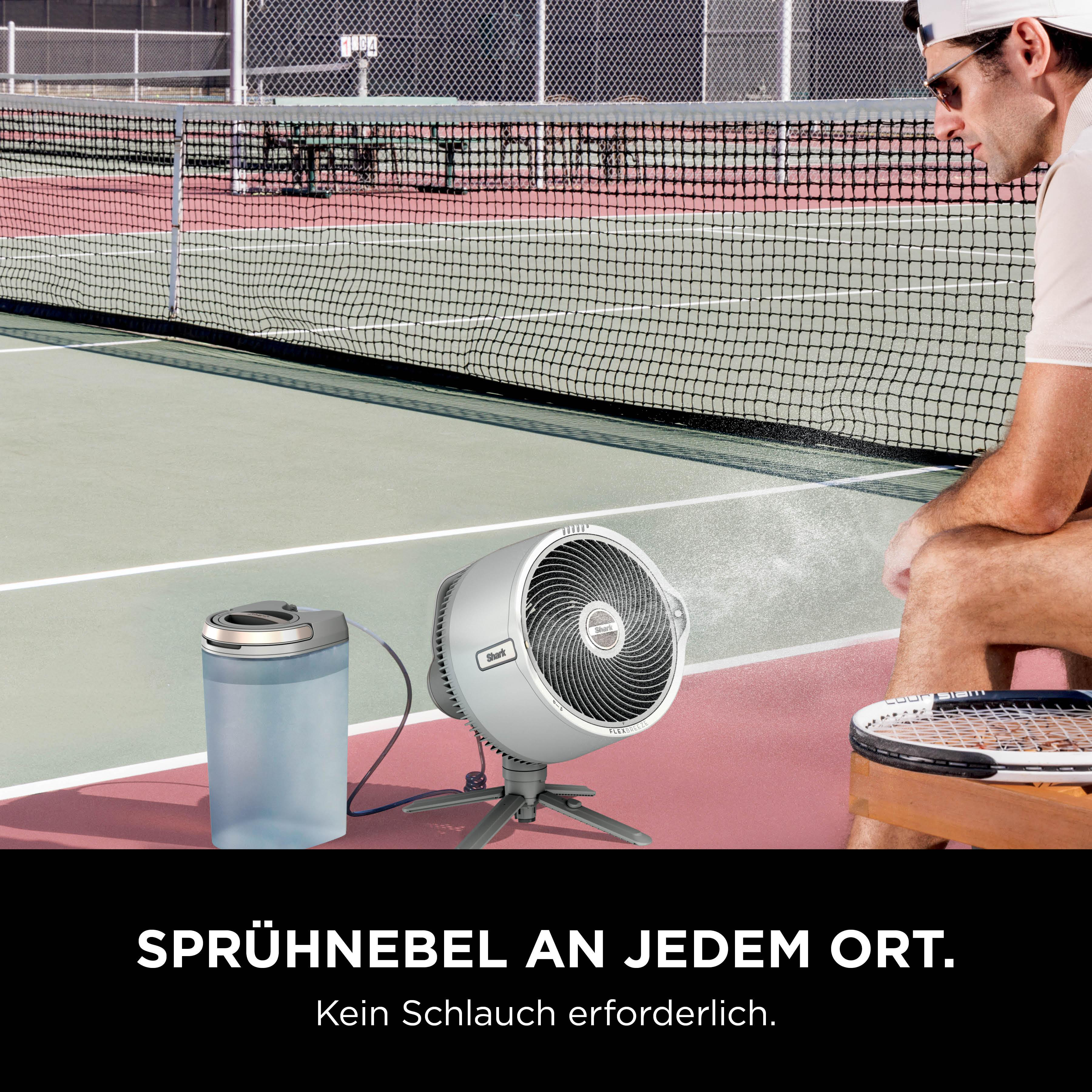 Ein Mann auf einem Tennisplatz mit einem Nebellüfter und einem Wasserbehälter.