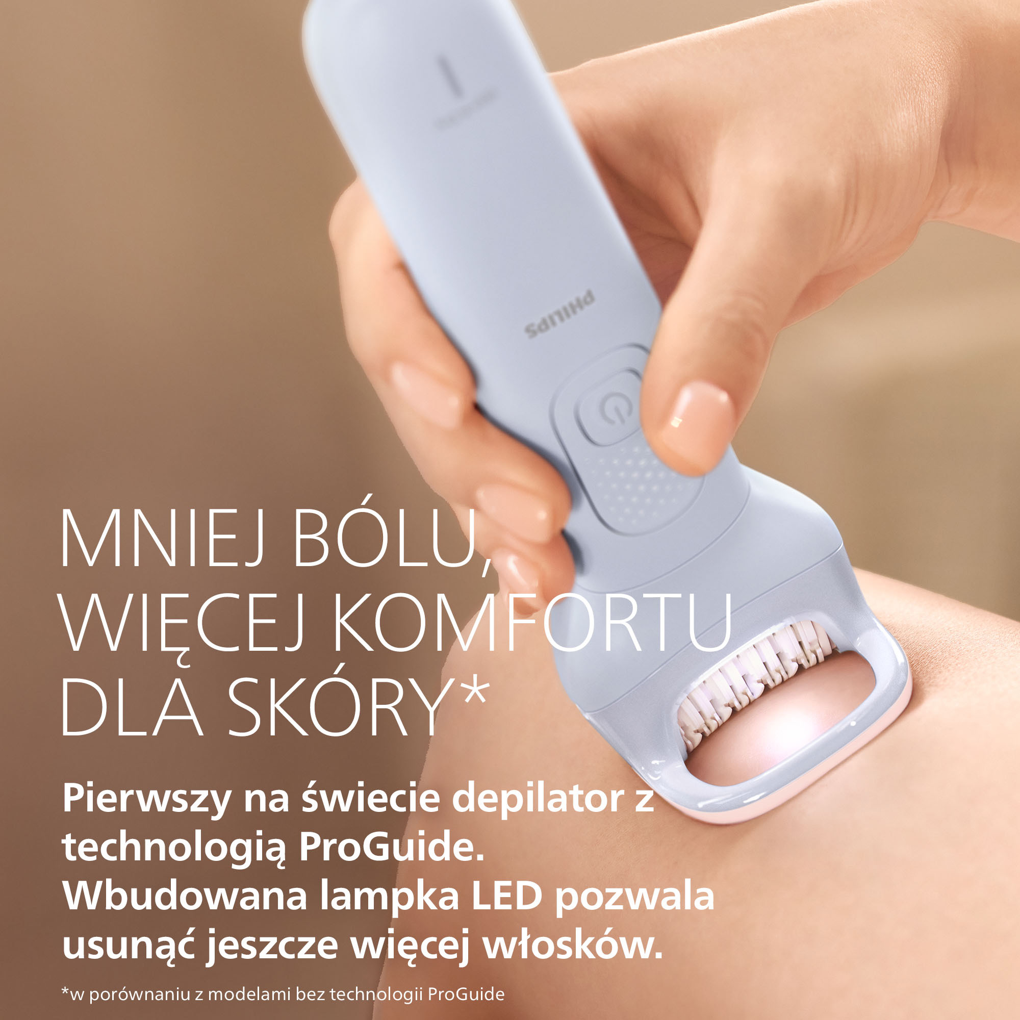 Dłoń trzyma jasnoniebieski depilator używany na skórze.