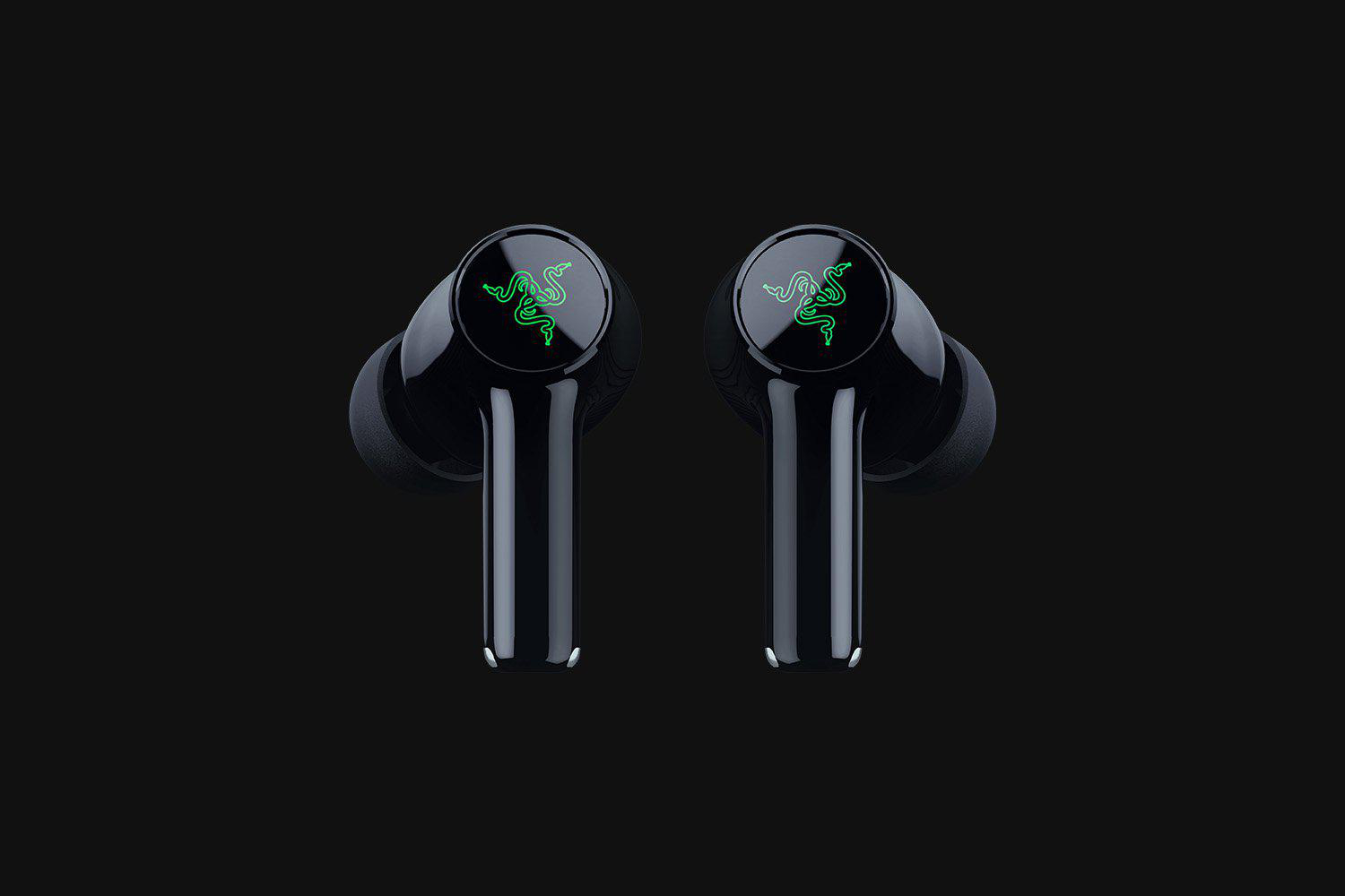 Zwei schwarze kabellose Ohrhörer mit grünem Razer-Logo auf schwarzem Hintergrund.