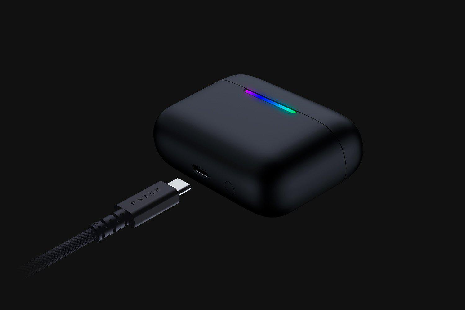 Ein schwarzes Ladeetui für Kopfhörer mit einem USB-C-Kabel, das an die Seite angeschlossen ist.