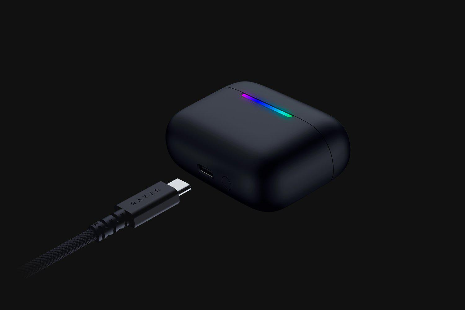 Schwarzes Ladecase mit RGB-Streifen und USB-C-Kabel von Razer.