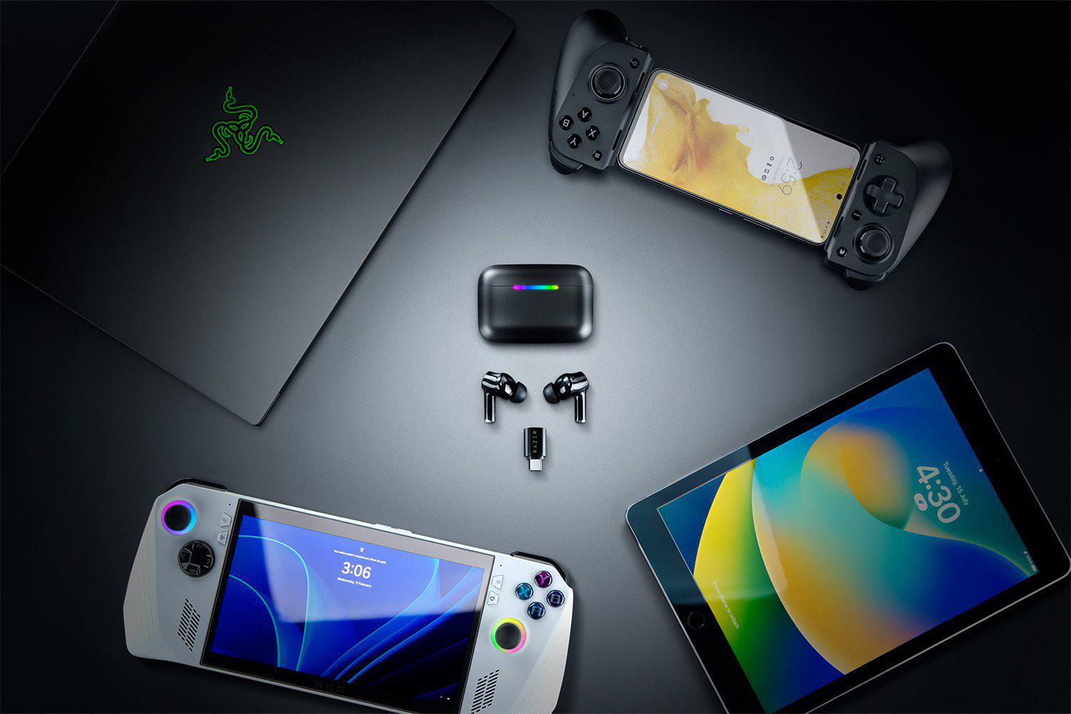 Ein Laptop, ein Handheld-Gerät, ein Tablet, ein Smartphone-Controller, Ohrhörer und ein Ladecase.