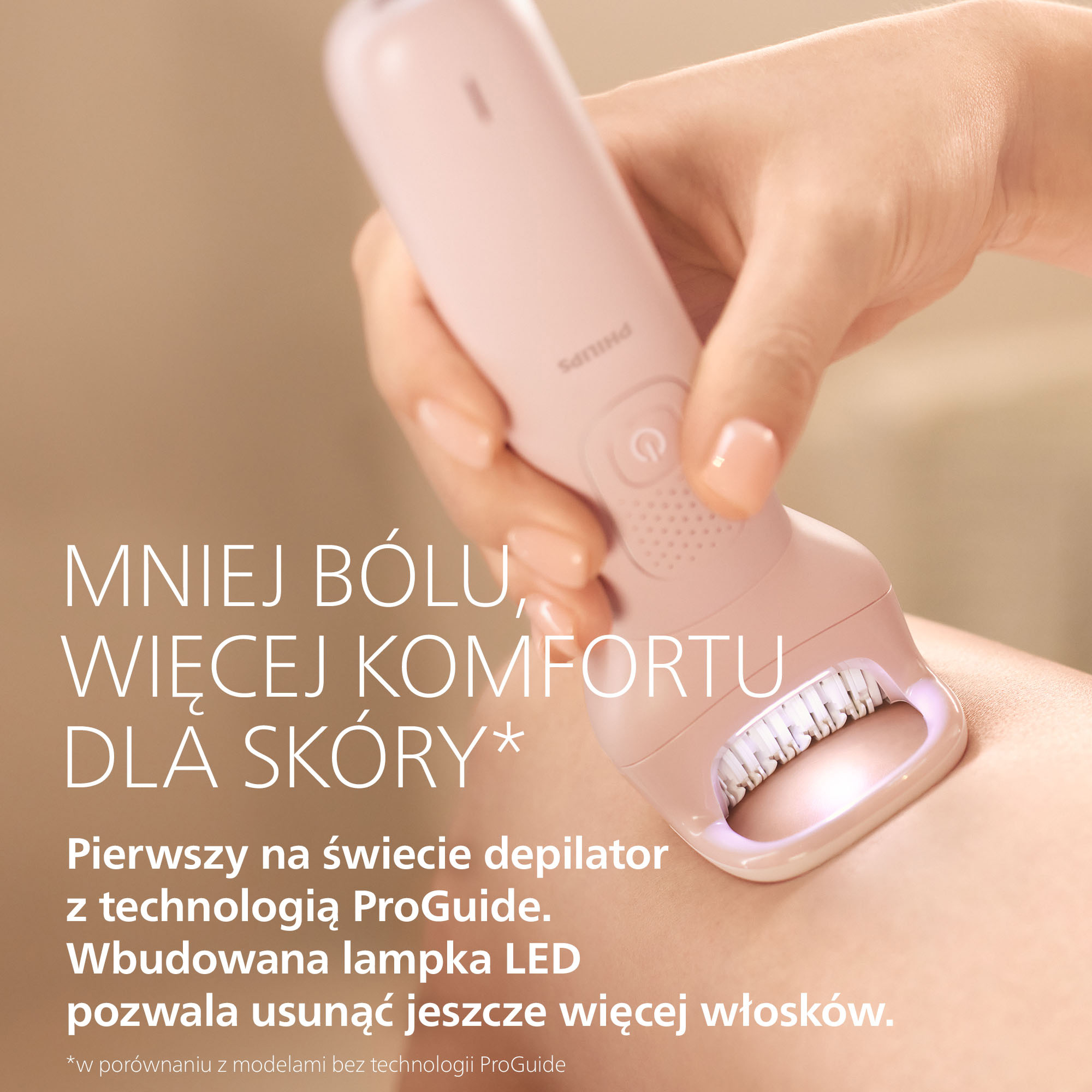 Osoba trzymająca różowy depilator z lampką LED na skórze.