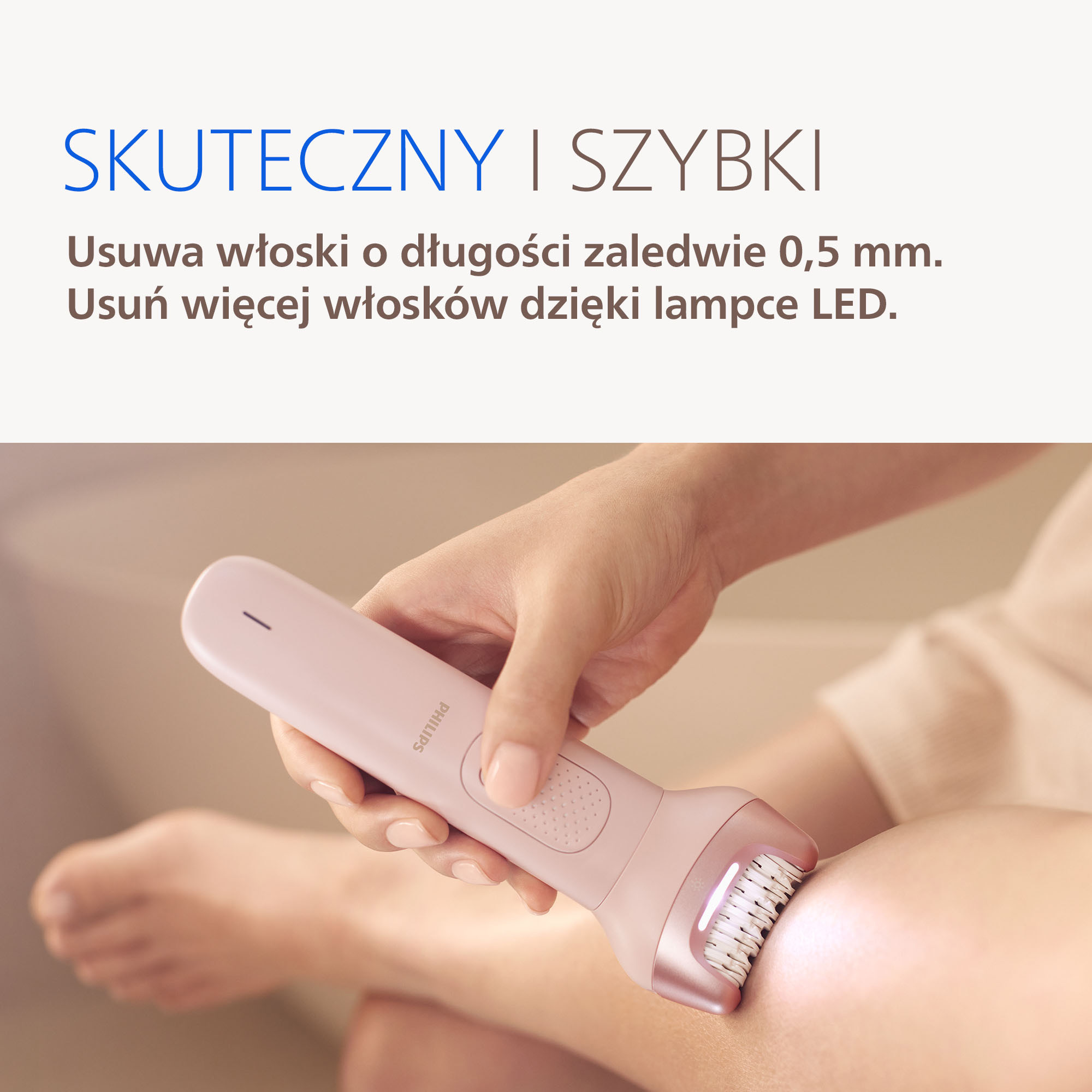 Dłoń trzyma różowy depilator, używając go na nodze.