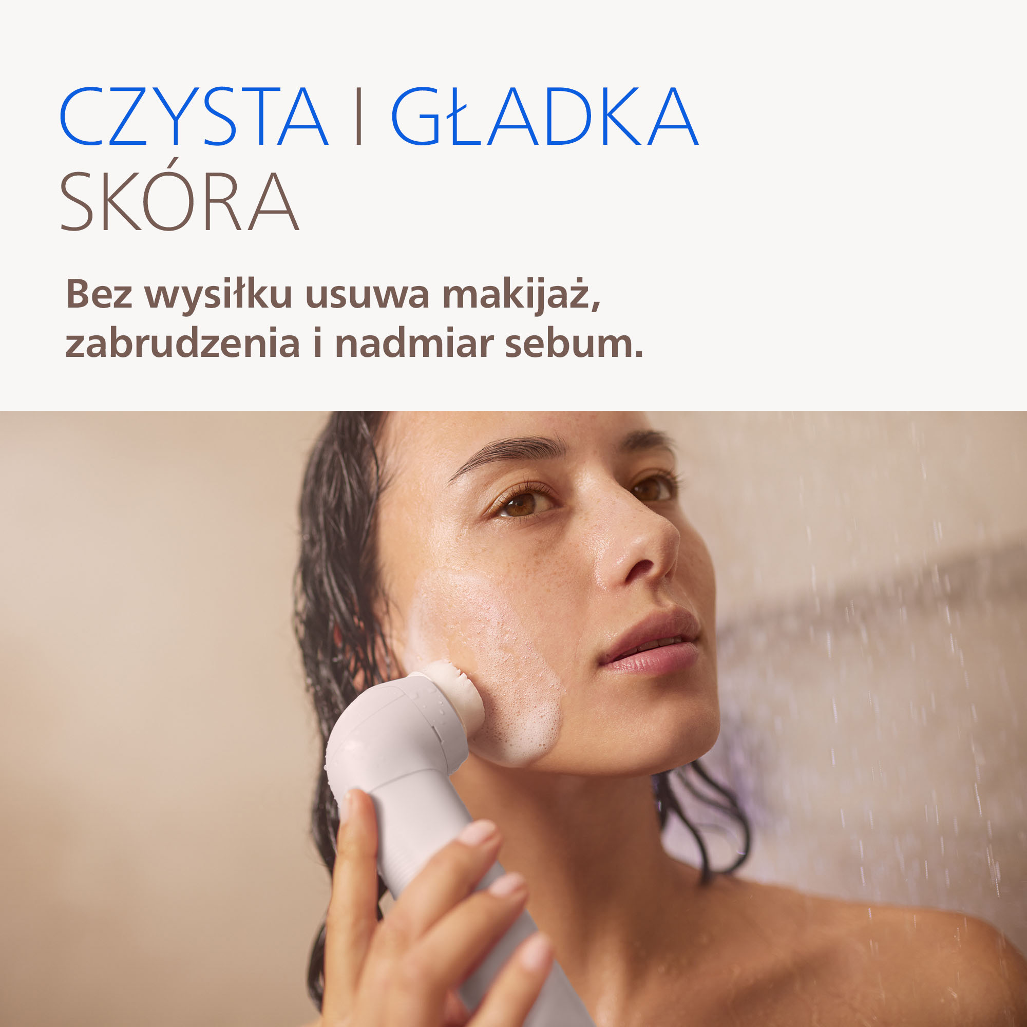 Kobieta oczyszcza twarz białą elektryczną szczoteczką pod prysznicem.