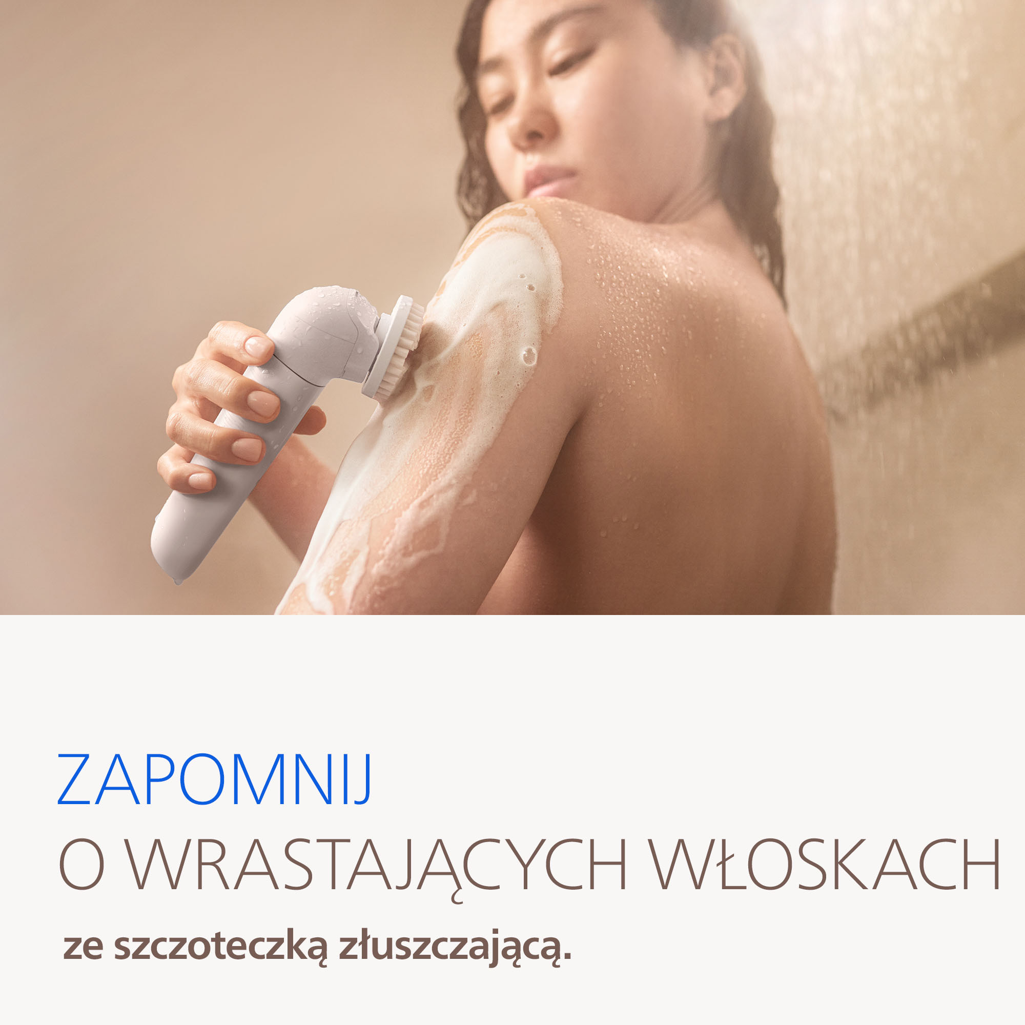 Kobieta używa szczoteczki do peelingu pod prysznicem do złuszczania skóry.