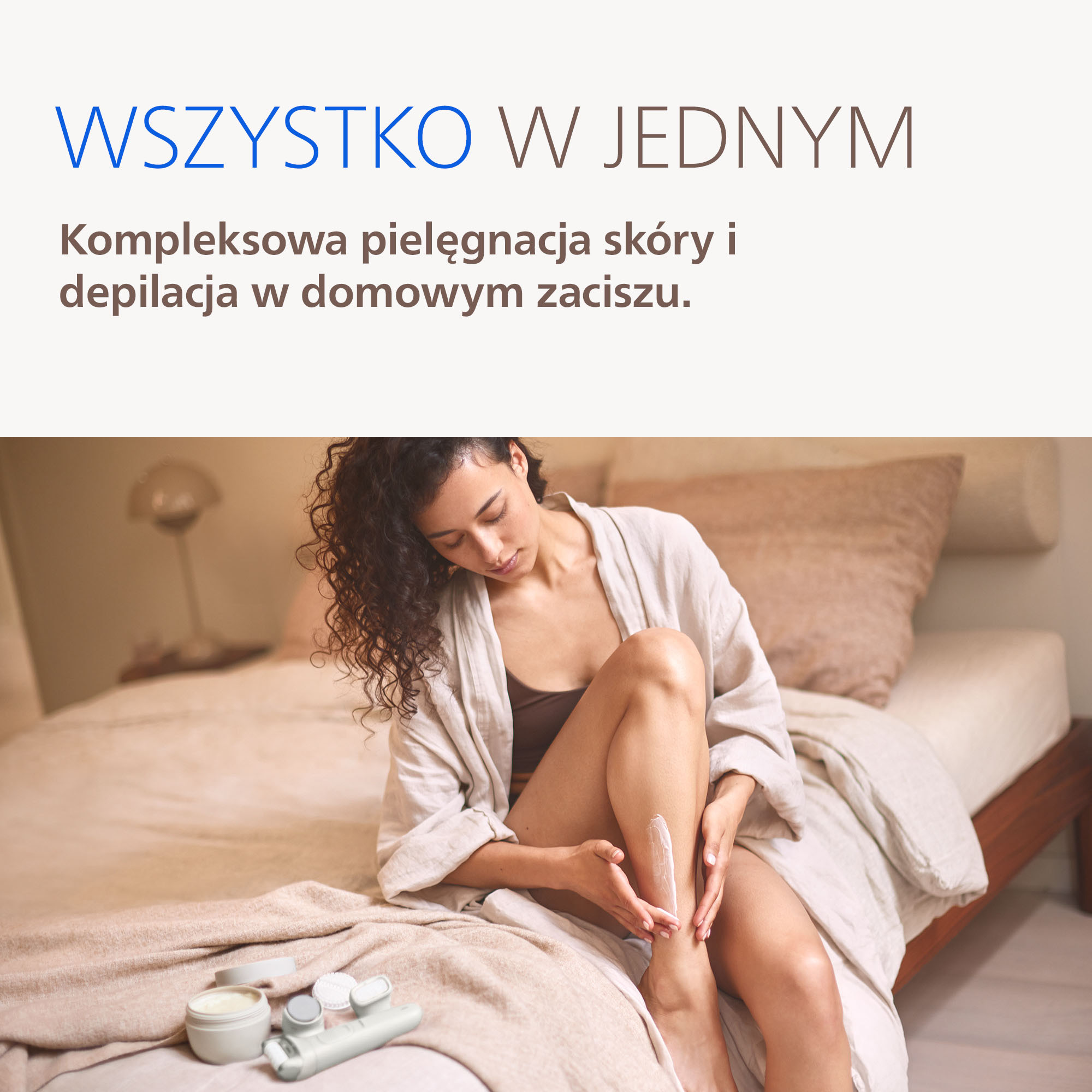 Kobieta nakłada krem na nogę, obok produktów do pielęgnacji skóry i depilatora.