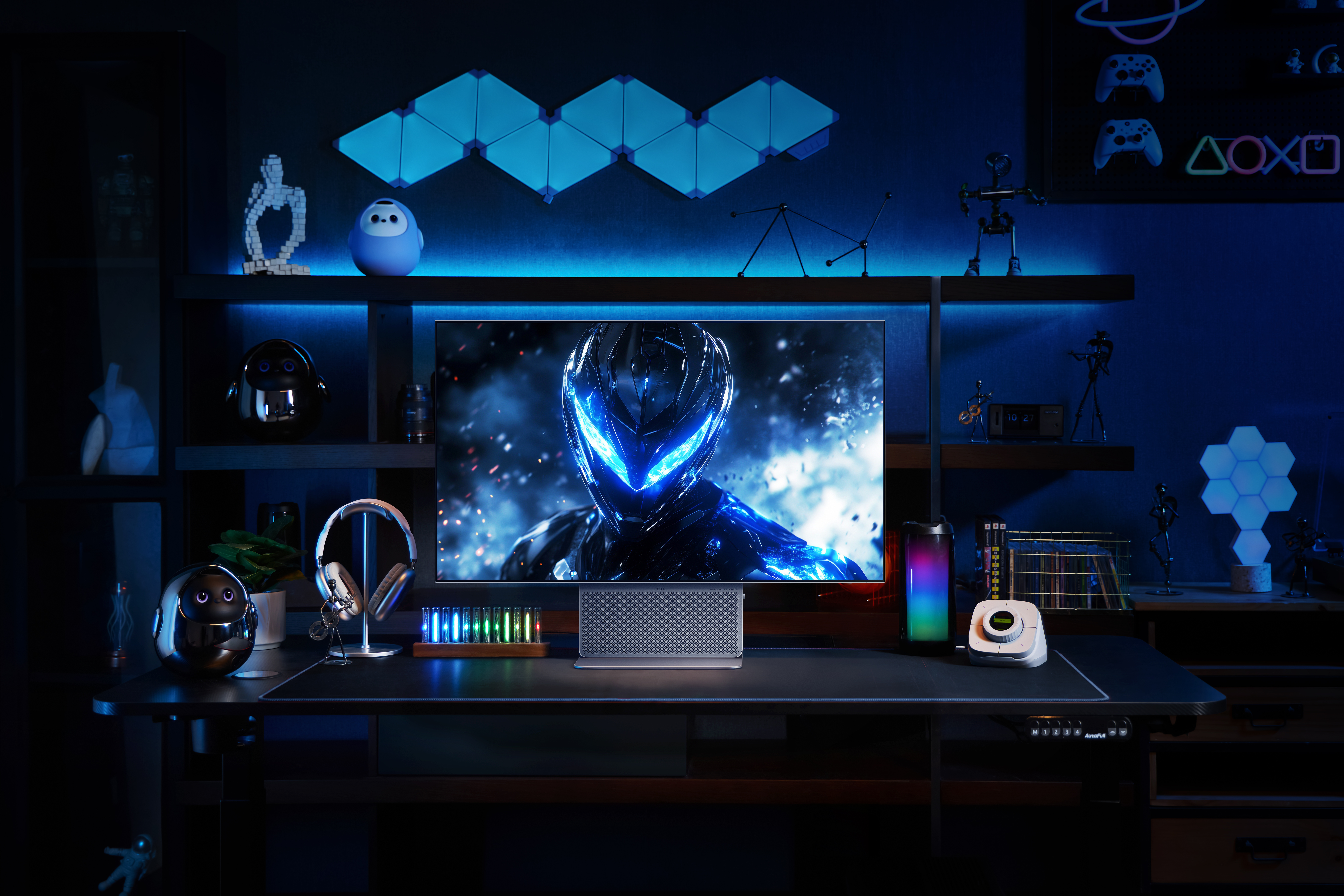 Ein Schreibtisch mit einem großen Monitor, der einen blauen Cyborg zeigt. Dekoriert mit Lichtern, Robotern und Kopfhörern.