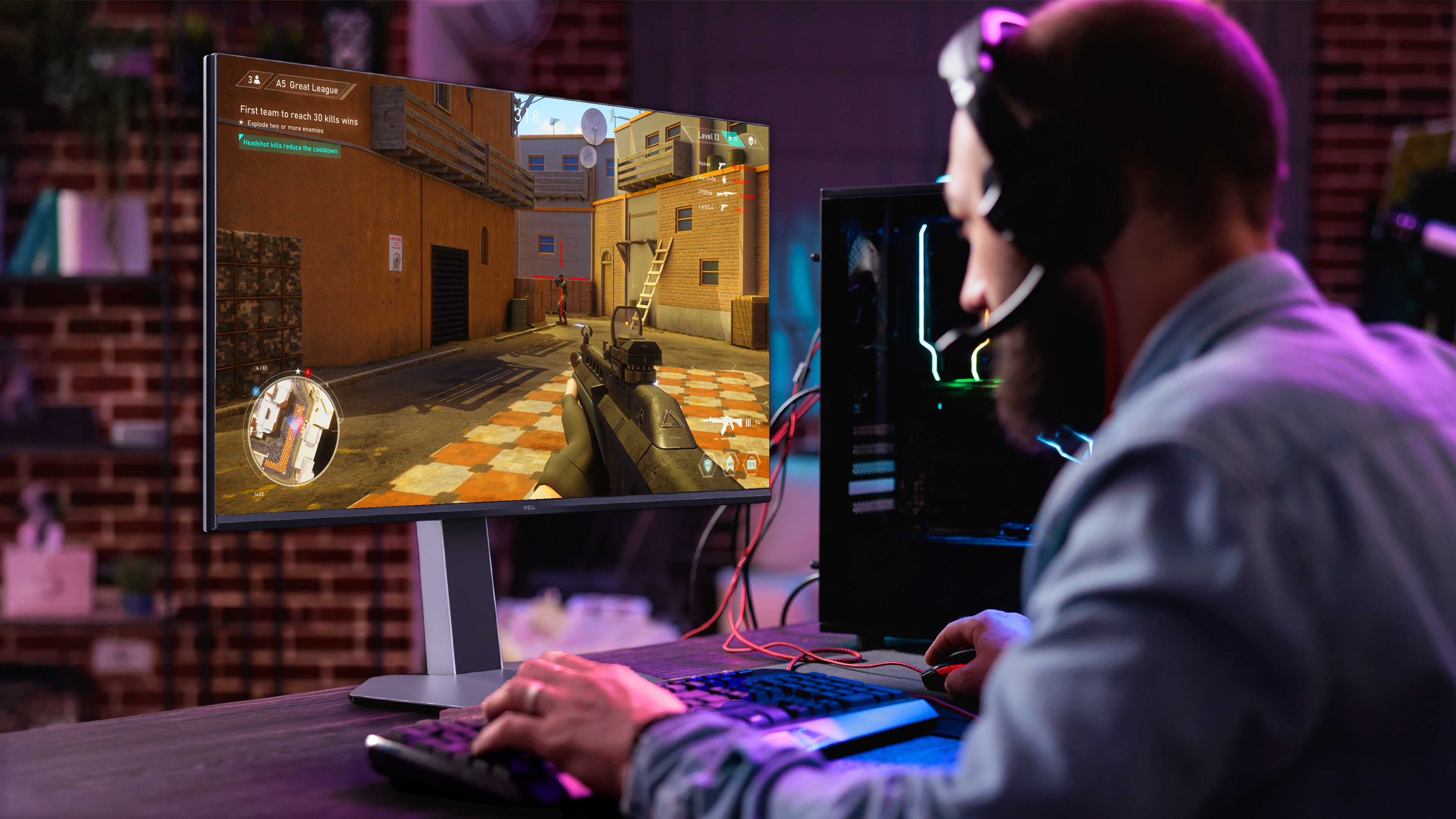 Ein Spieler spielt ein Ego-Shooter-Spiel auf einem Computermonitor.