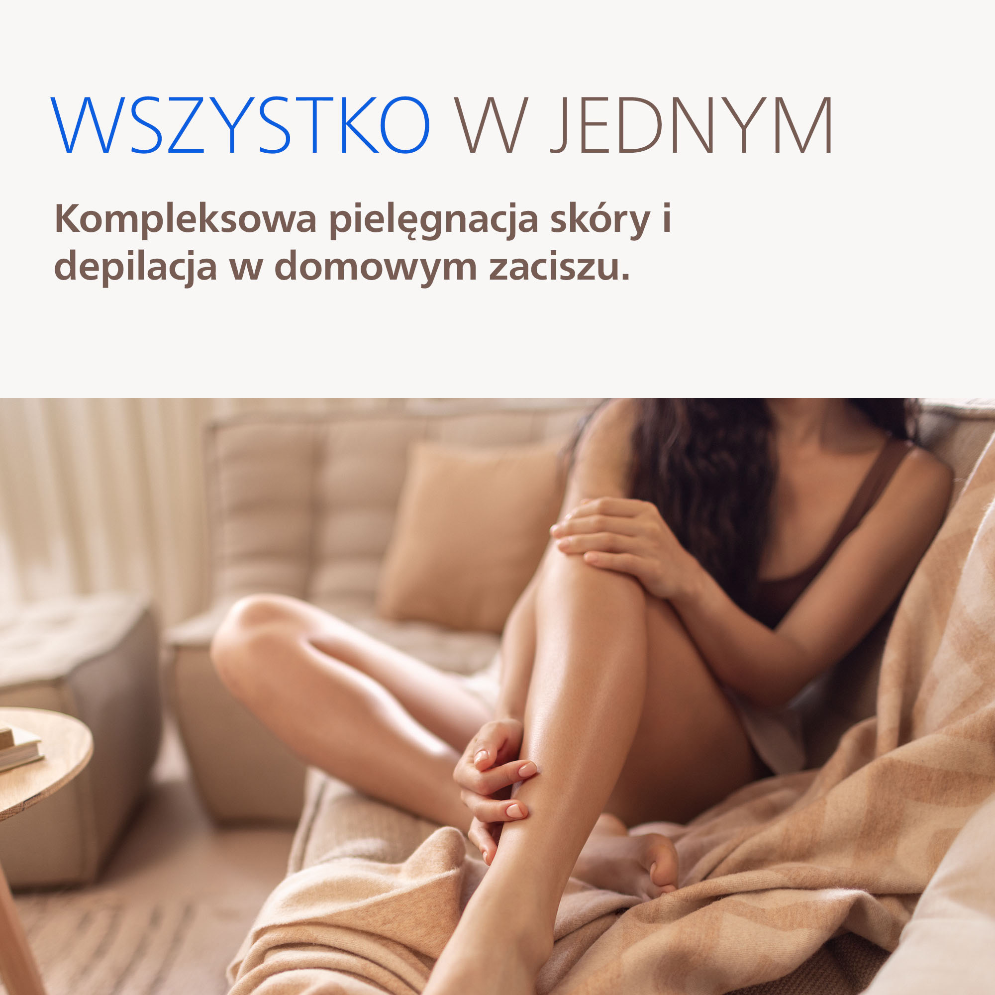 Kobieta siedzi na sofie, pokazując nogi.