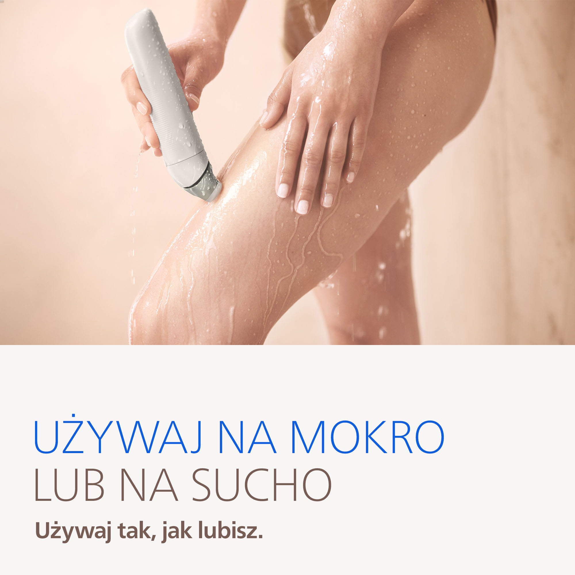 Ręka trzyma mokry depilator przy nodze osoby.