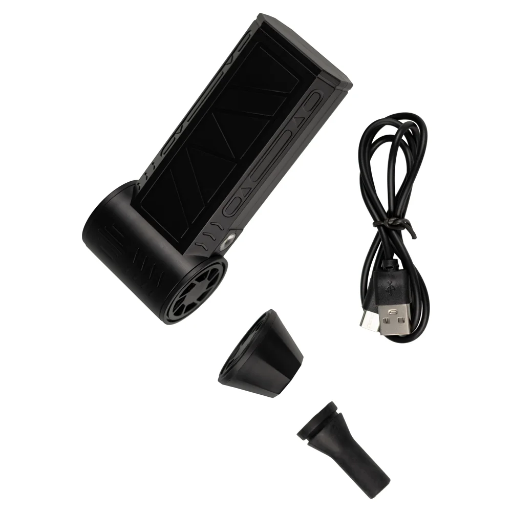 Fekete elektronikai eszköz USB-kábellel és tartozékokkal fehér háttéren.
