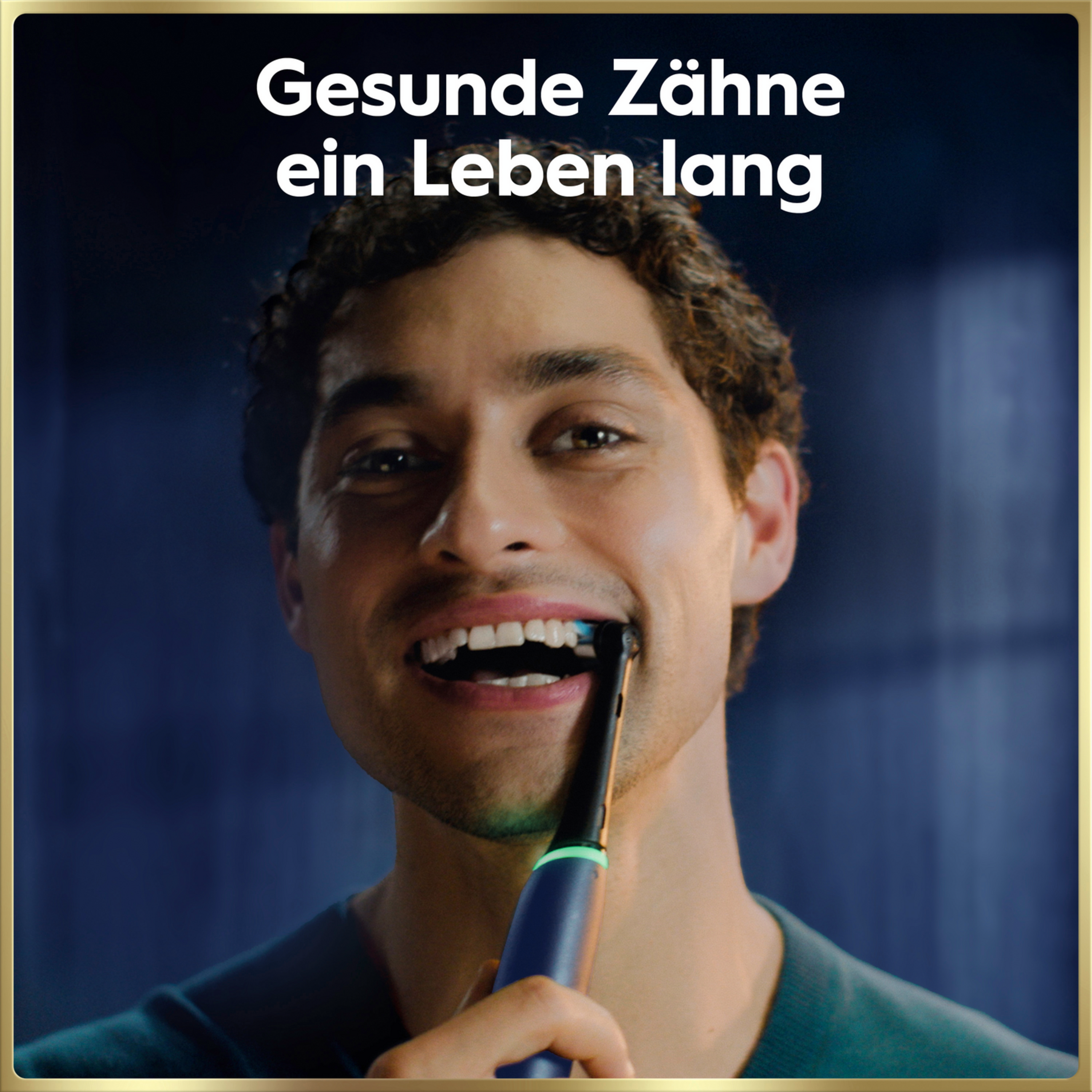 Mann putzt seine Zähne mit einer elektrischen Zahnbürste.