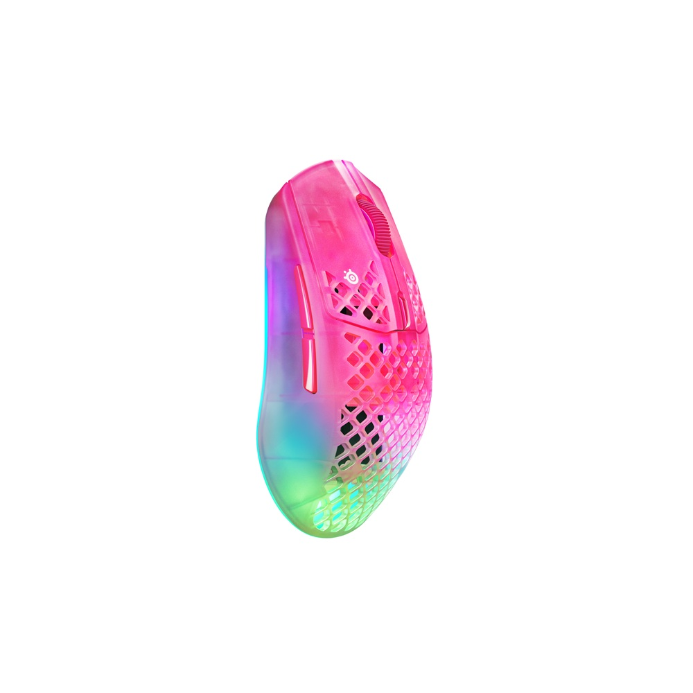 Beyaz arka plan üzerinde RGB aydınlatmalı, yarı saydam pembe oyuncu faresi.