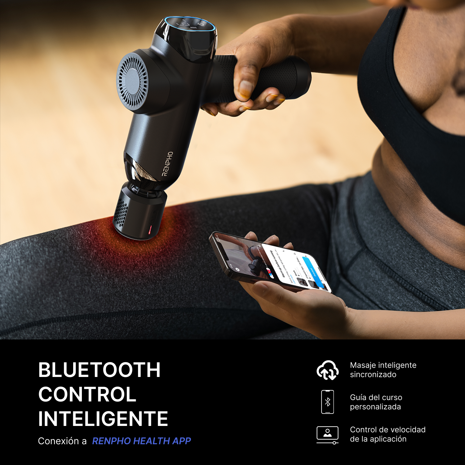 Persona usando pistola de masaje en pierna, conectada a app de móvil.