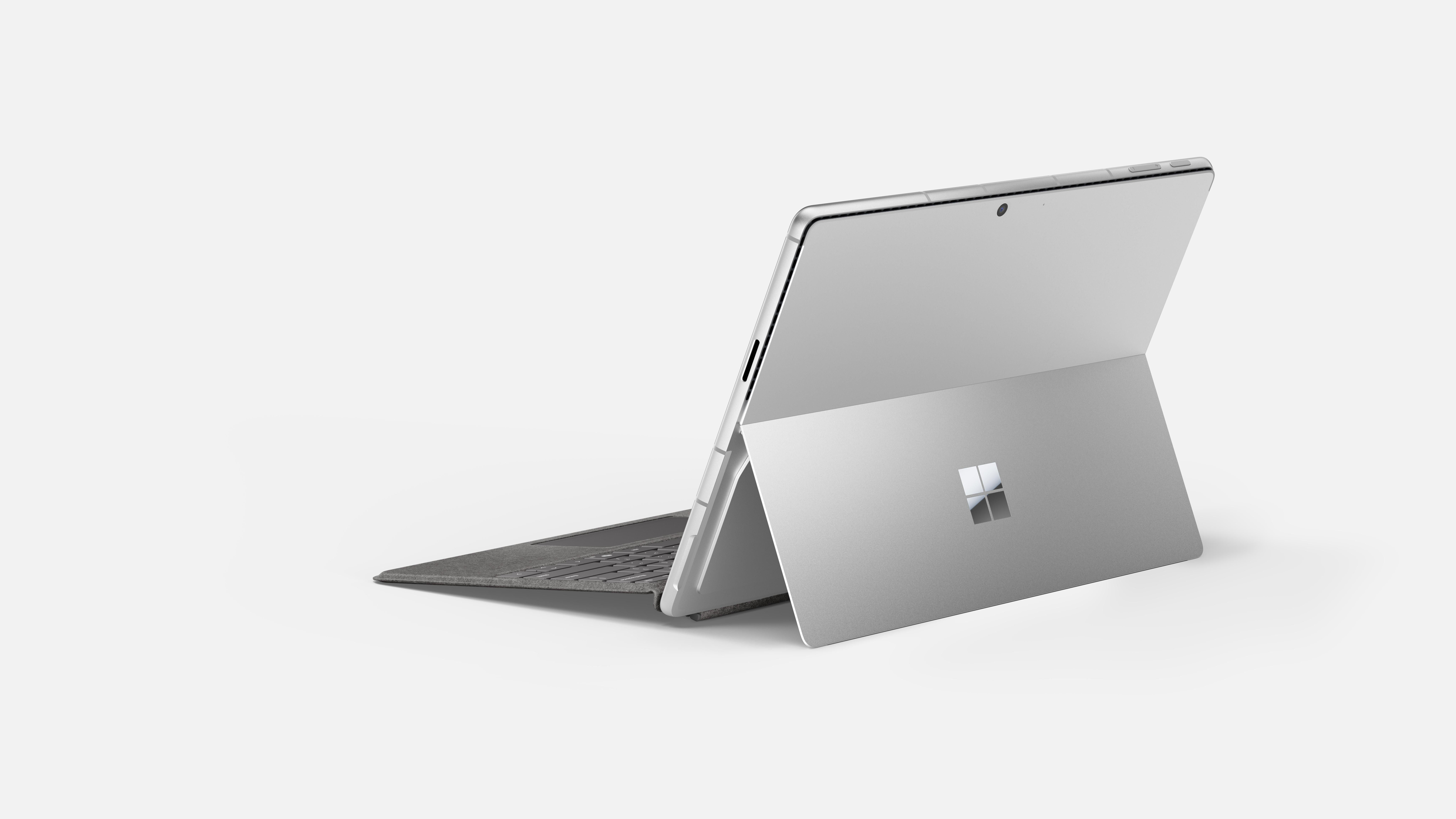 Ein silbernes 2-in-1-Laptop-Tablet mit angebrachtem Tastaturaufsatz auf weißem Hintergrund.