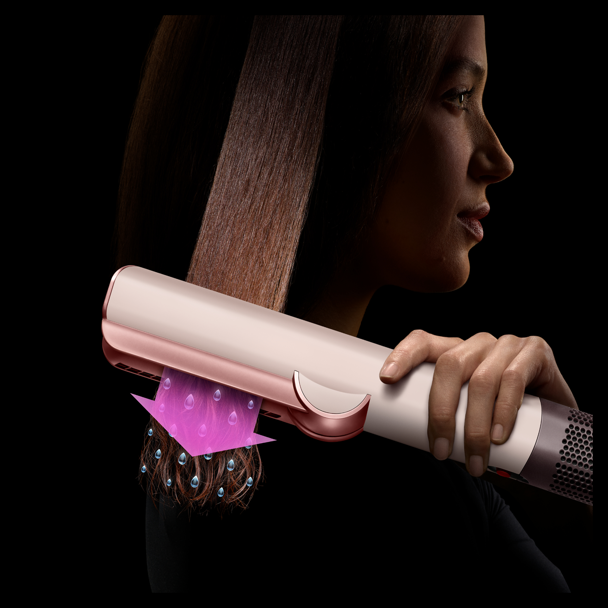 Frau mit Glätteisen, das auf Haar sprüht. Wassertropfen und pinker Pfeil.