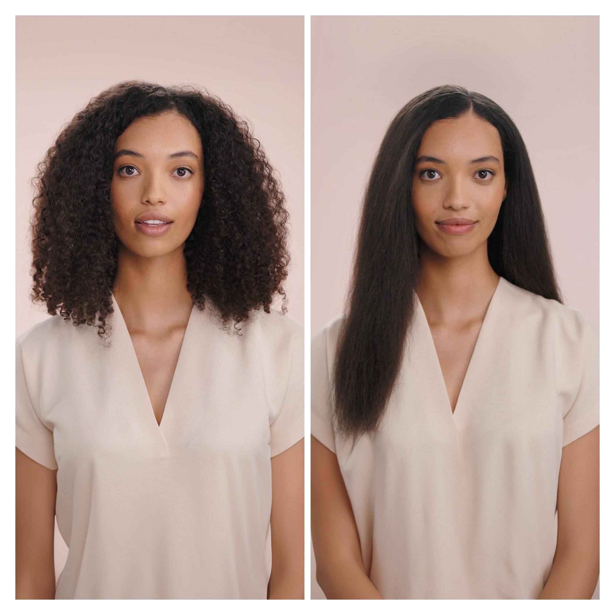 Frau mit lockigem Haar links, glattem Haar rechts, beide tragen beige Kleidung.
