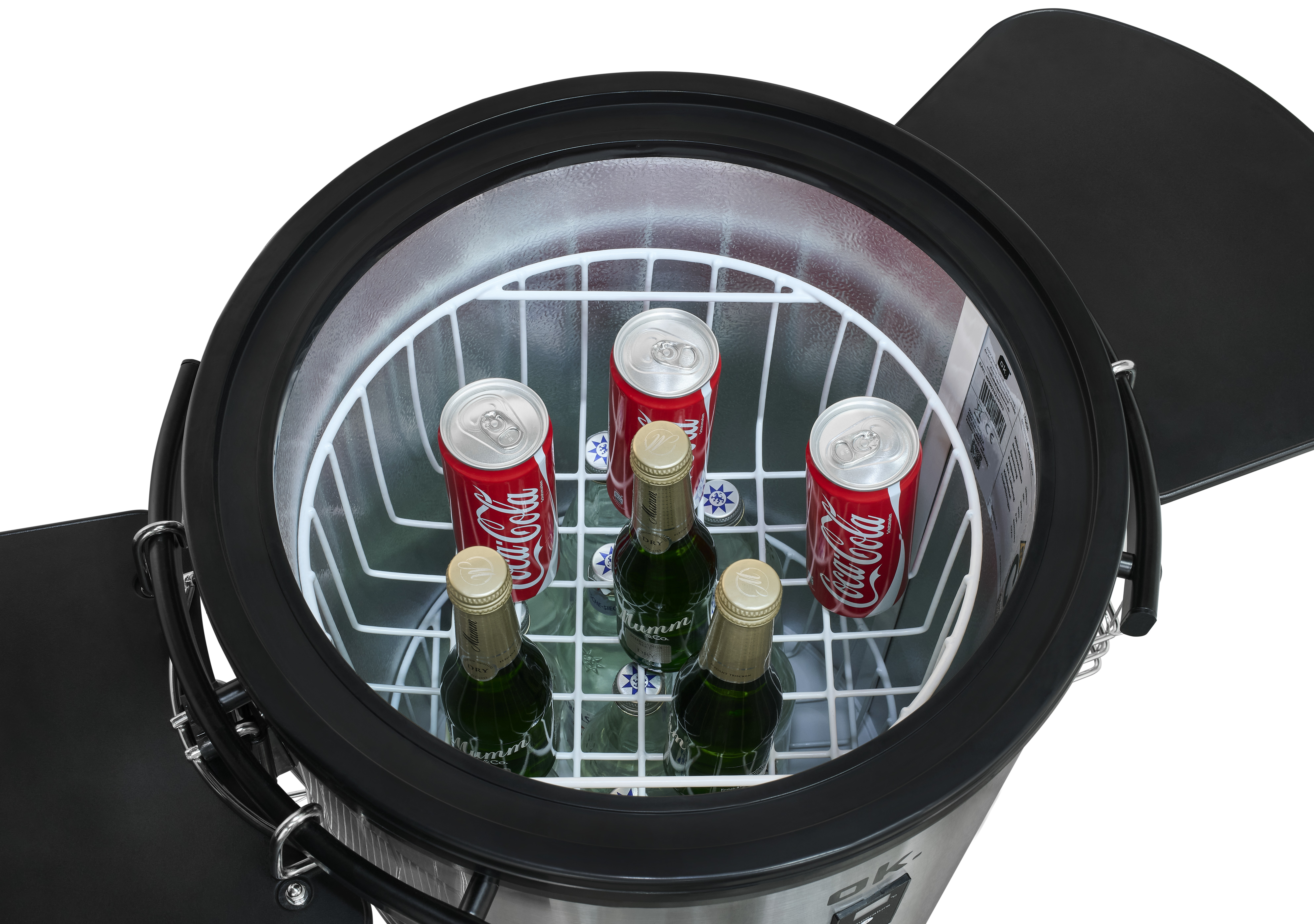 Ein Kühler mit Coca-Cola-Dosen und Mumm-Flaschen auf einem Rost.