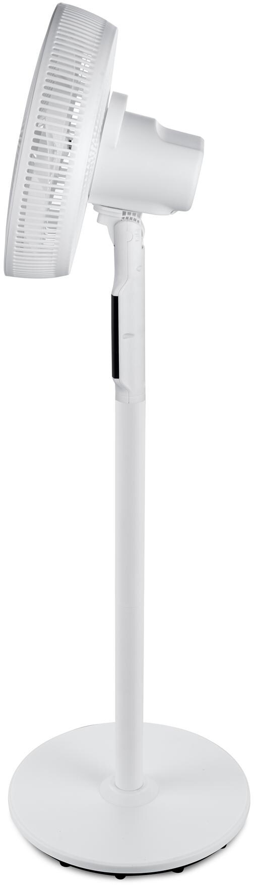 Ein weißer Standventilator mit rundem Fuß und verstellbarem Stiel.