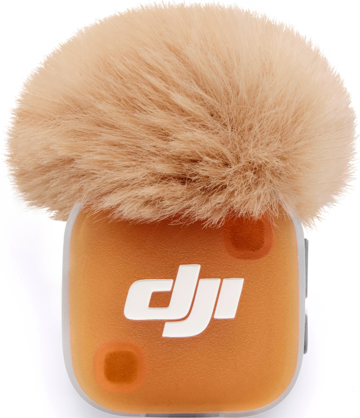 Un émetteur de microphone DJI orange avec une bonnette de couleur crème.