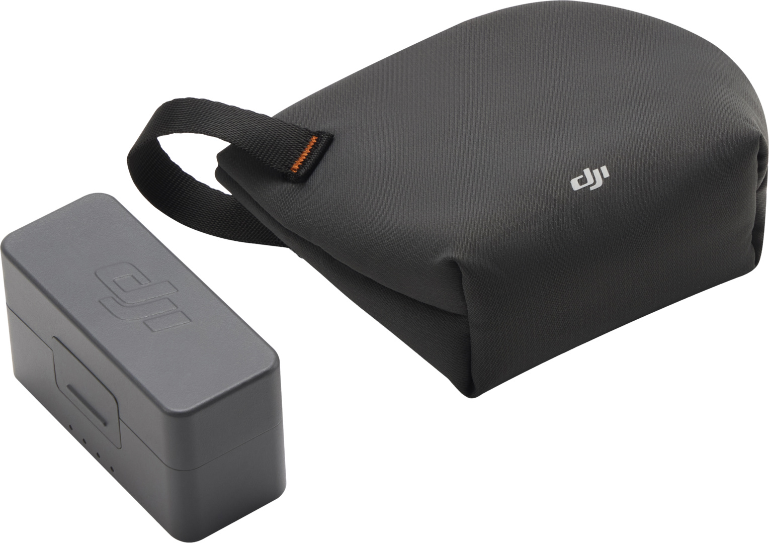 Un sac DJI gris et une batterie grise côte à côte sur fond blanc.