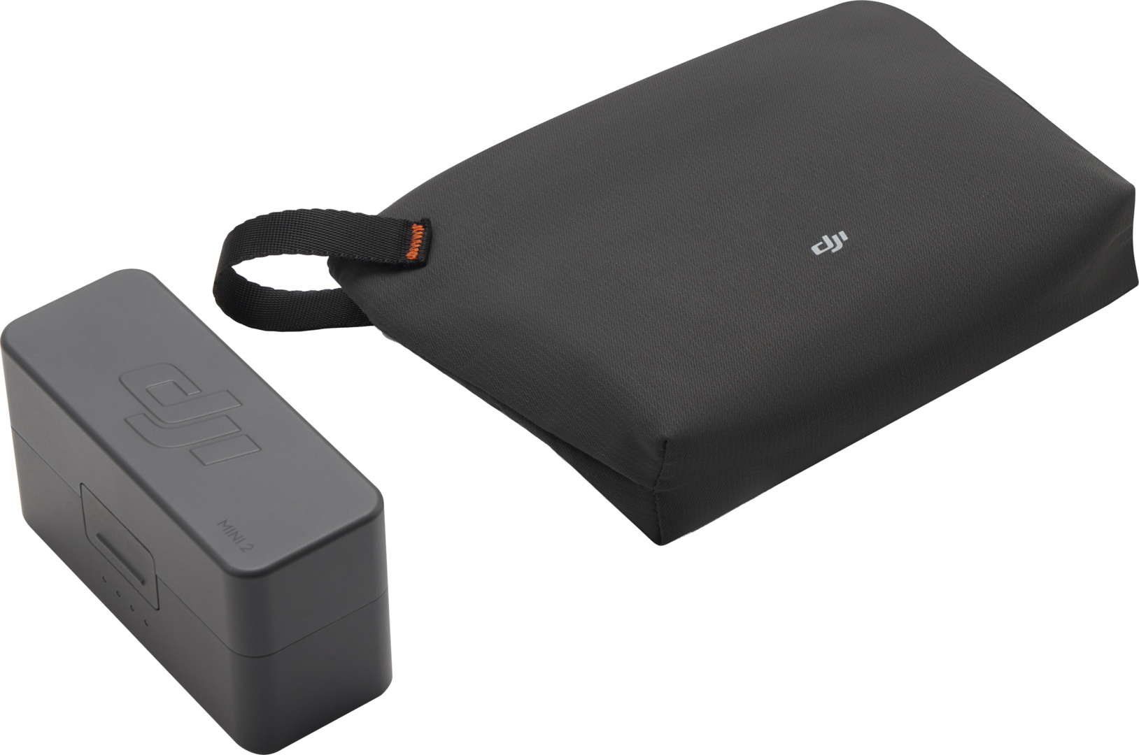 Un étui à batterie gris DJI Mini 2 et un sac de rangement noir DJI sur fond blanc.