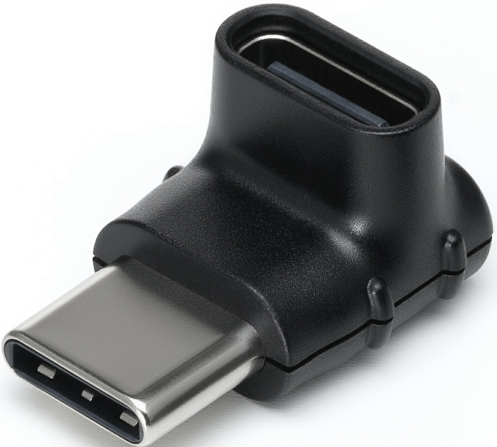 Adaptateur coudé USB-C noir avec connecteur argenté.