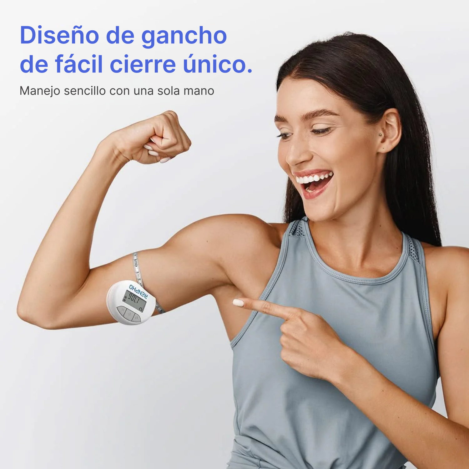 Una mujer flexiona su bíceps, una cinta métrica digital está enrollada en su brazo.