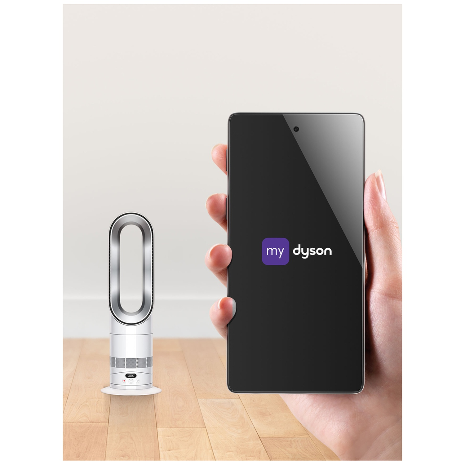 Een Dyson ventilator naast een smartphone waarop de Dyson app staat.