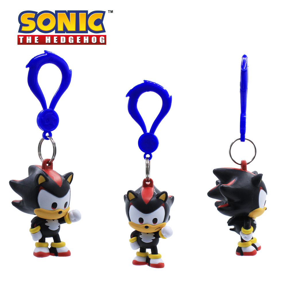 Tres figuras de Shadow the Hedgehog como llaveros con clips azules.