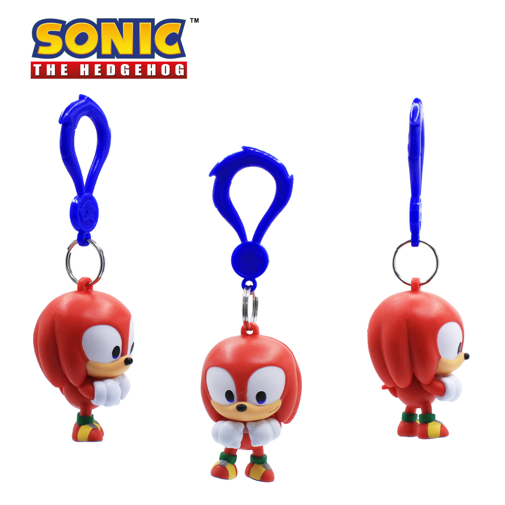 Tres vistas del personaje de Sonic Knuckles como llavero. Figura roja con un lazo azul.