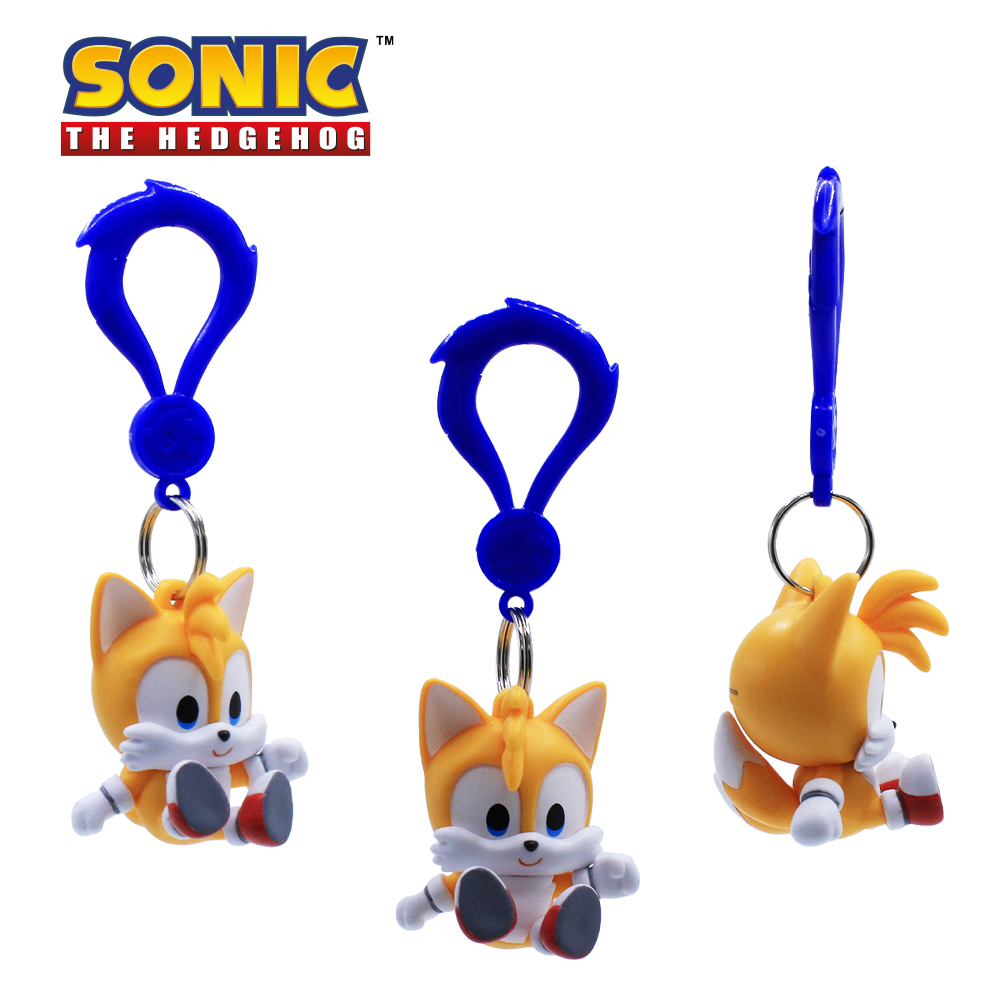 Llavero de Tails de Sonic the Hedgehog, mostrado tres veces desde diferentes ángulos