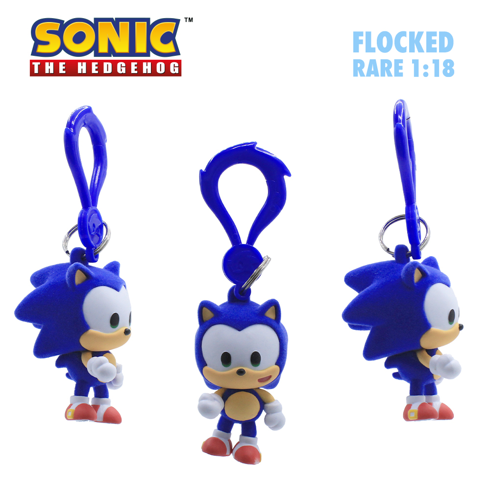 Tres vistas del llavero azul de Sonic con un broche azul. Logotipo "Sonic The Hedgehog" arriba.