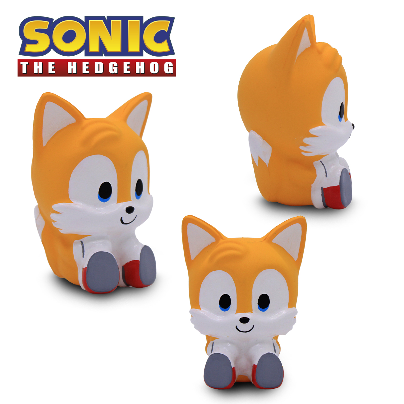 Tres figuras de Tails de Sonic the Hedgehog sentadas sobre fondo blanco.