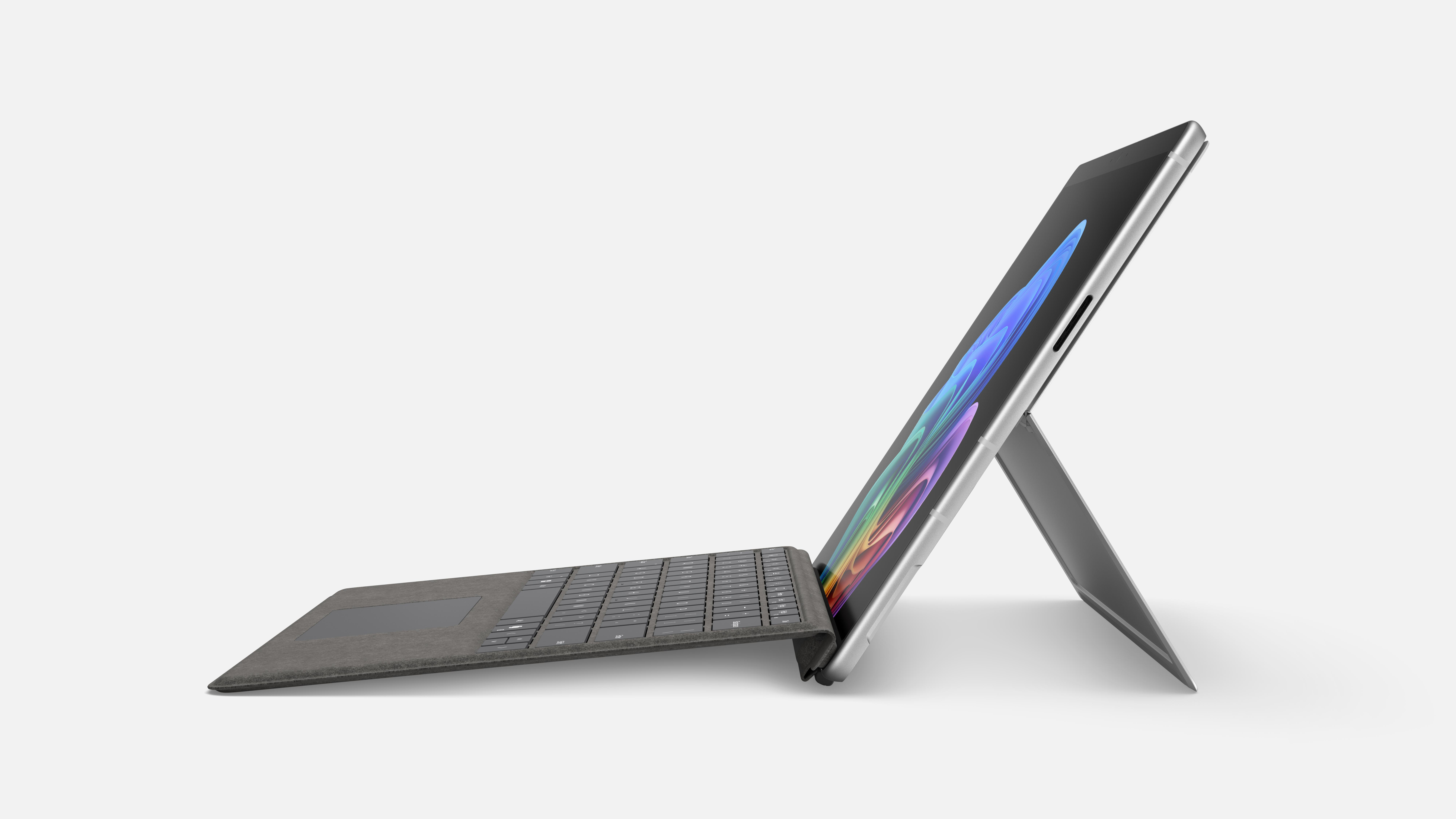 Ein silbernes Tablet mit angehängter Tastatur auf weißem Hintergrund.