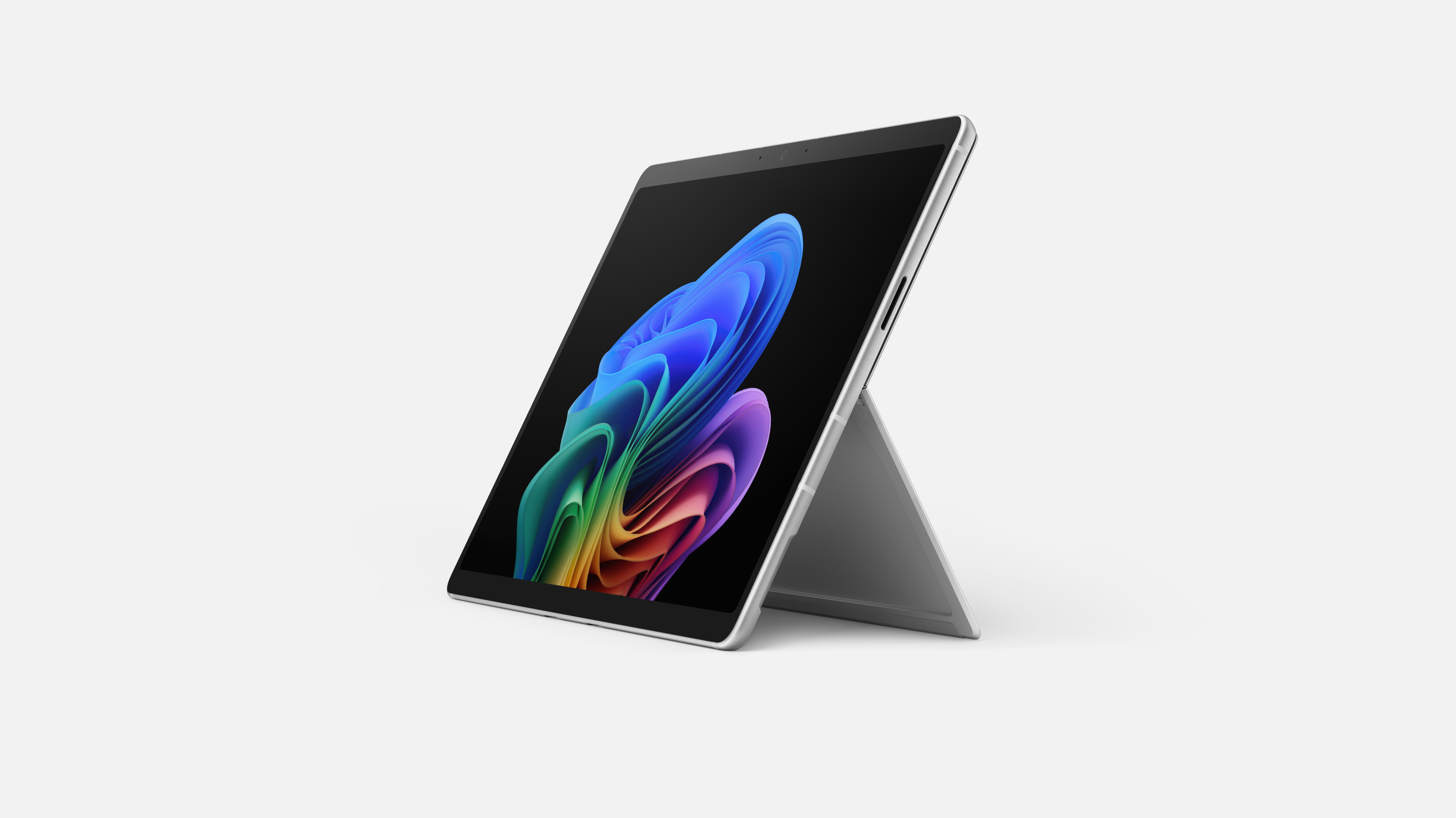 Ein silbernes Tablet mit buntem Hintergrund steht auf einem weißen Hintergrund.