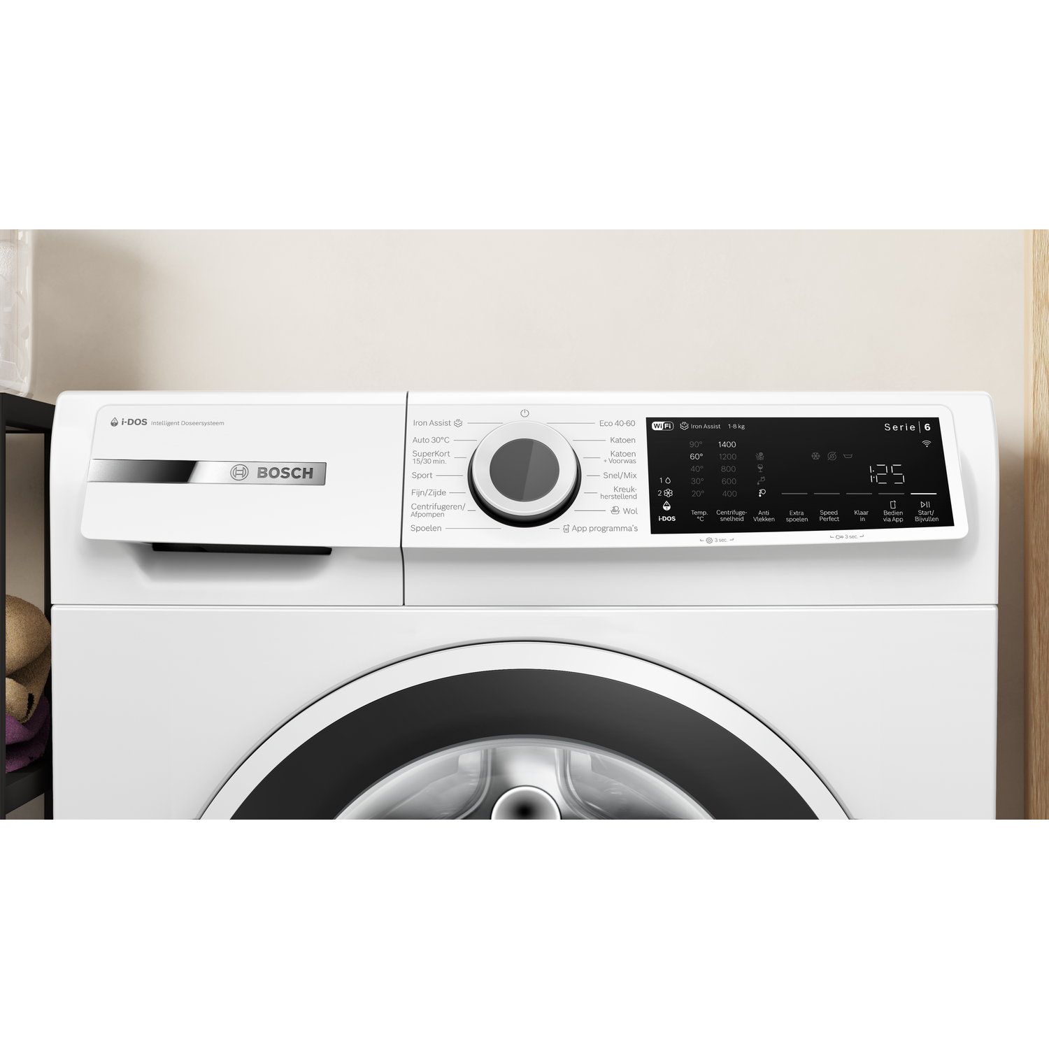 Een witte Bosch wasmachine met i-DOS systeem en digitaal display toont programma's.