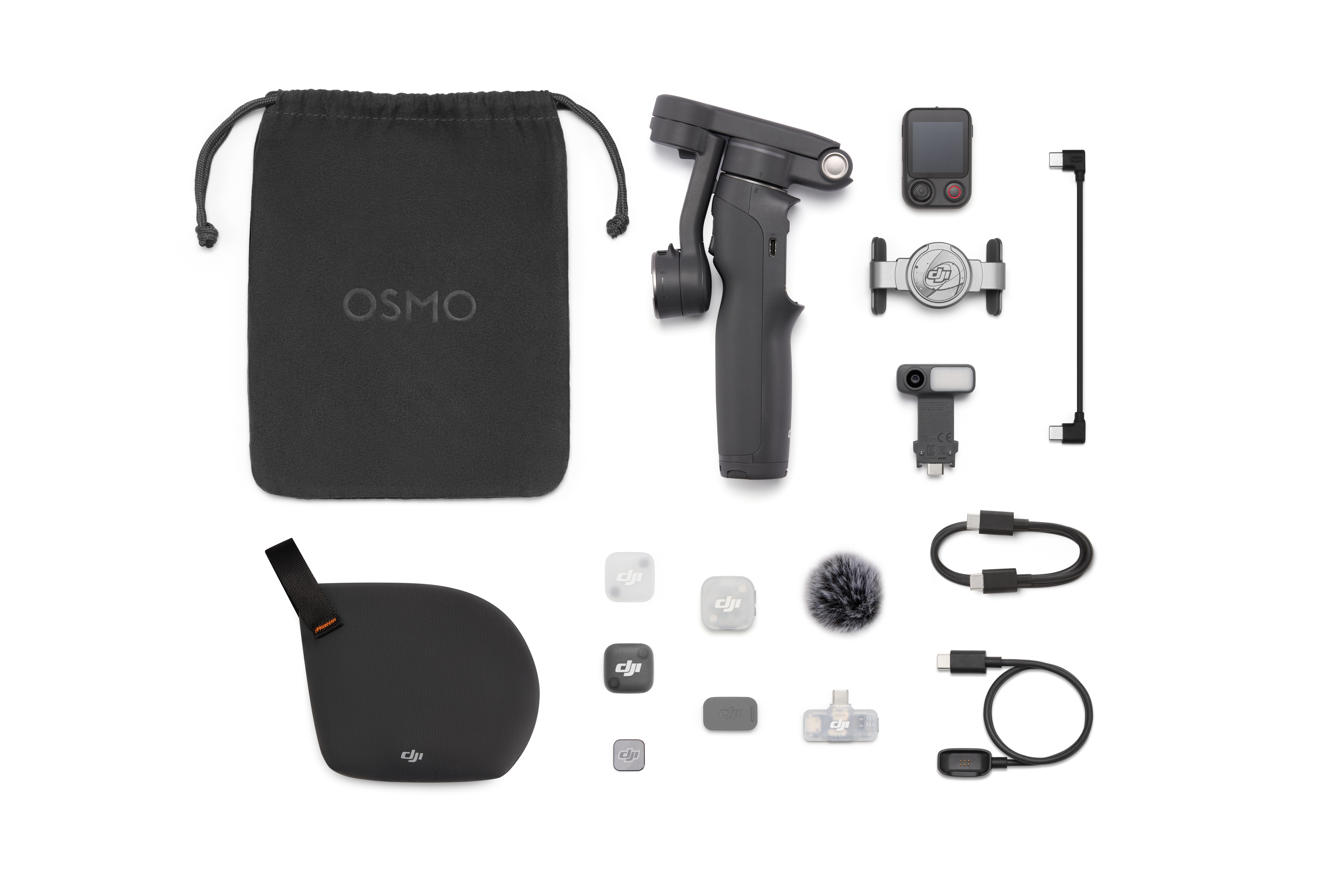 DJI Osmo Zubehör ausgebreitet: Gimbal, Taschen, Kabel, Mikrofon und Adapter.