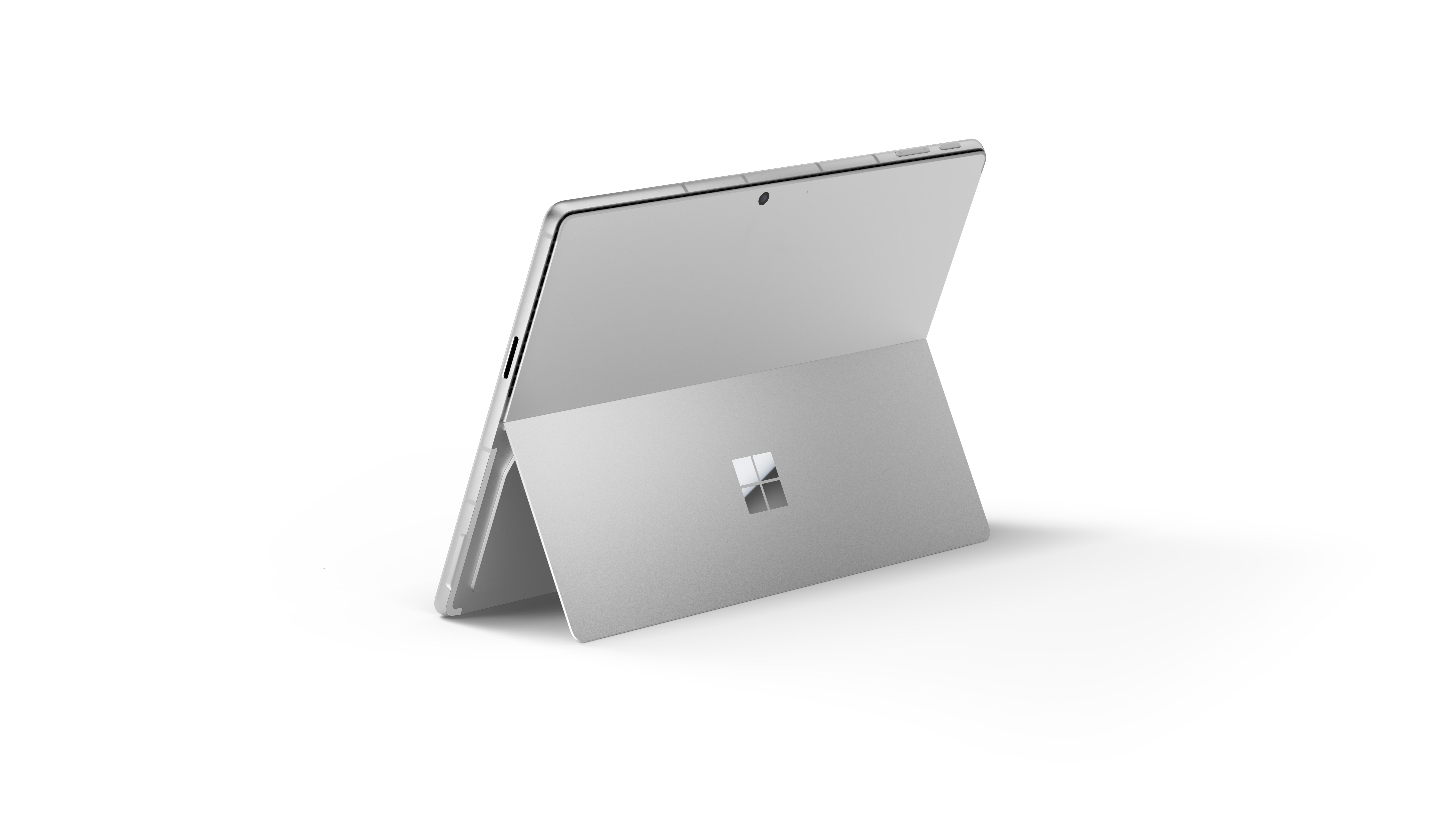 Ein silberner Laptop mit geöffnetem Ständer, das Microsoft-Logo ist sichtbar.