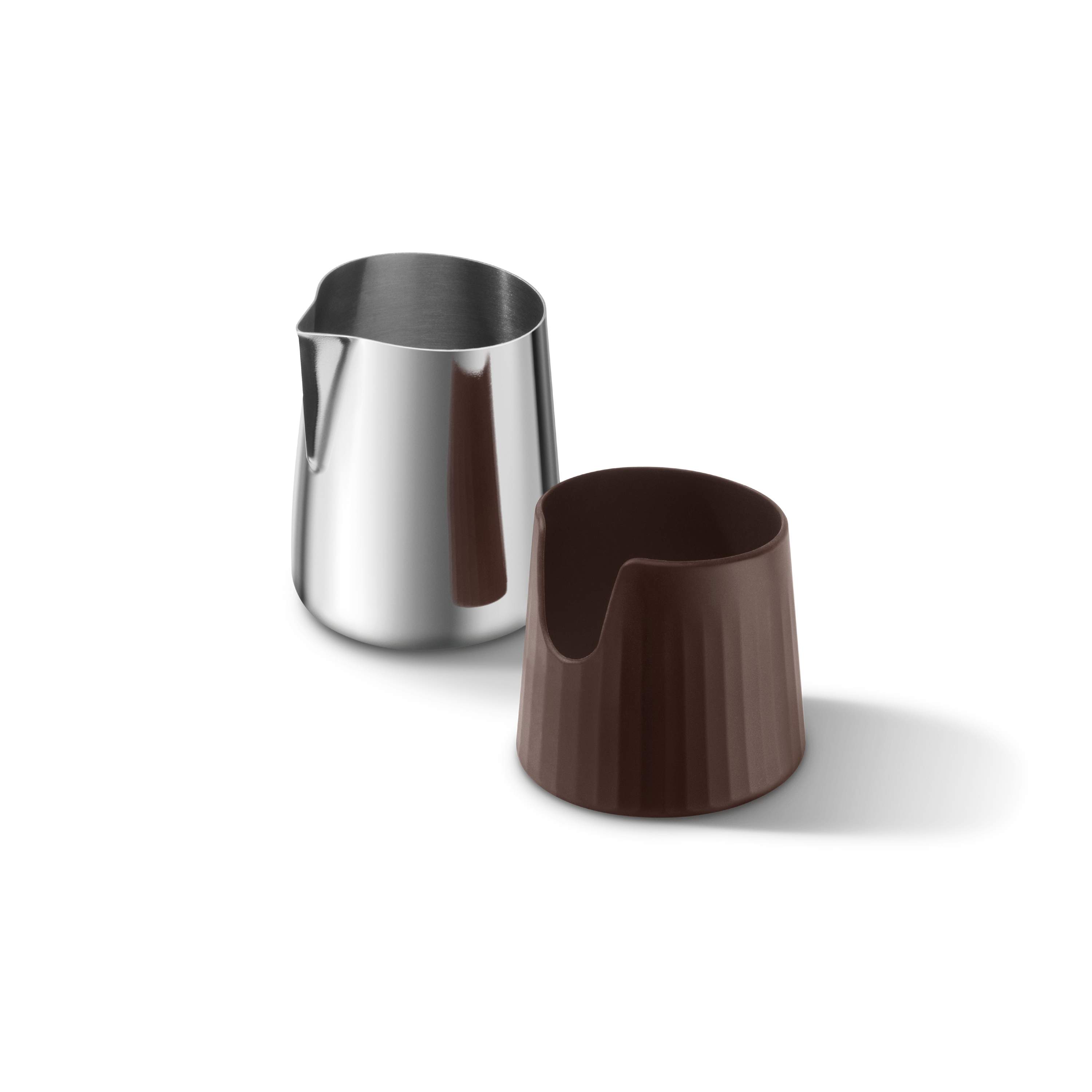 Ein silberner Milchkännchen und ein brauner Behälter mit Rillen.