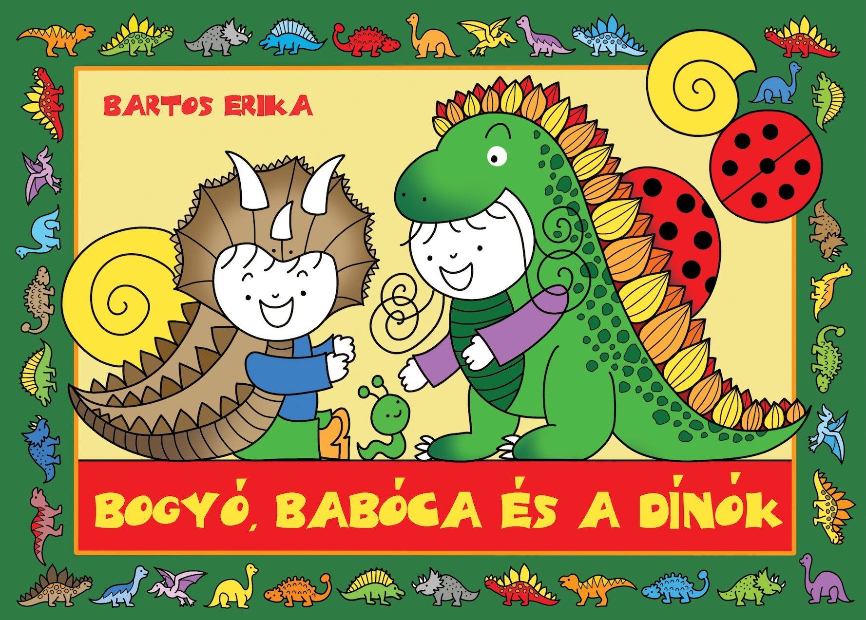 Két gyermek dinoszaurusz jelmezben egy kis zöld féreg mellett áll.