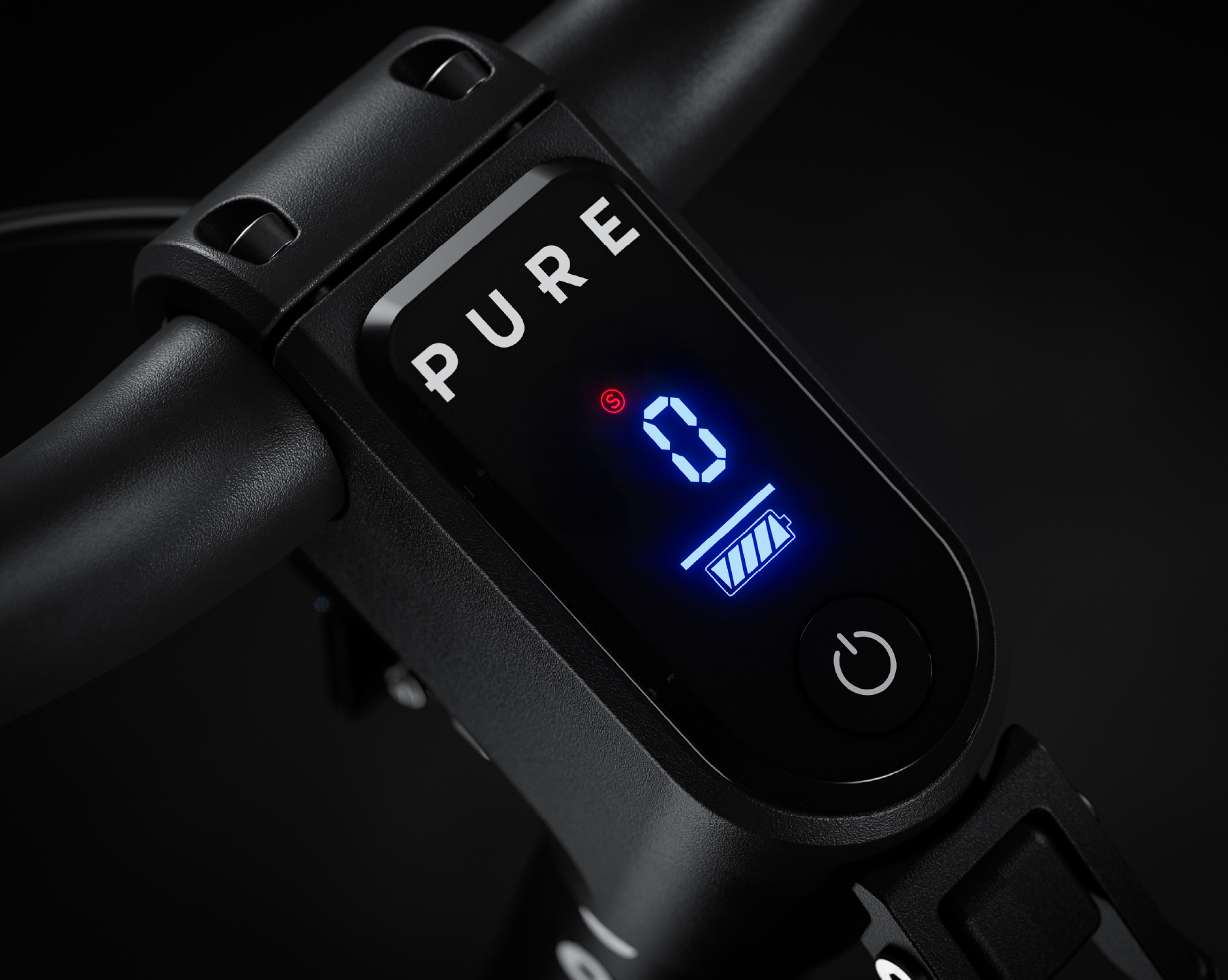 Nahaufnahme des Lenkers eines E-Scooters mit beleuchtetem Display, das Null anzeigt.