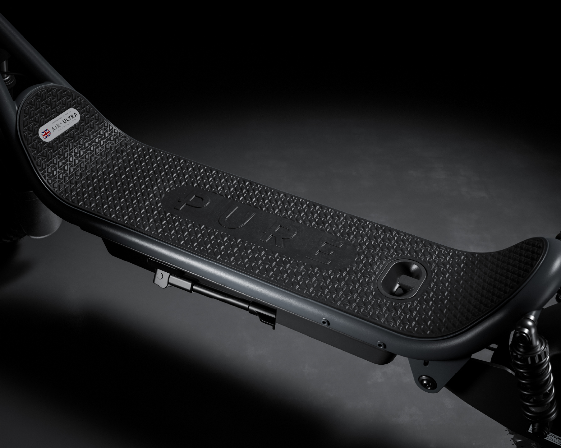 Nahaufnahme des schwarzen Trittbretts eines E-Scooters mit Prägung.