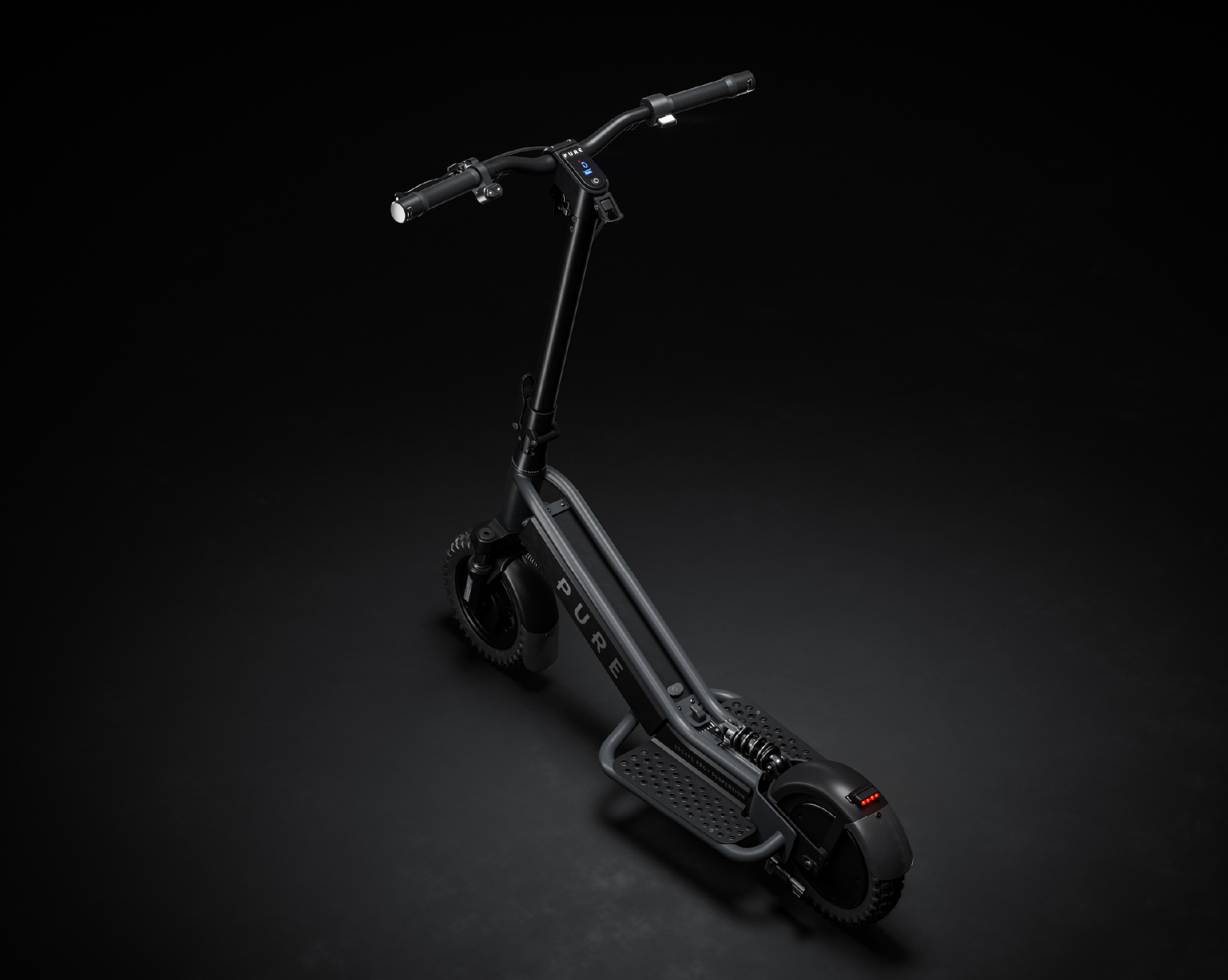 Ein grauer E-Scooter mit Federung und LED-Rücklicht auf schwarzem Hintergrund.