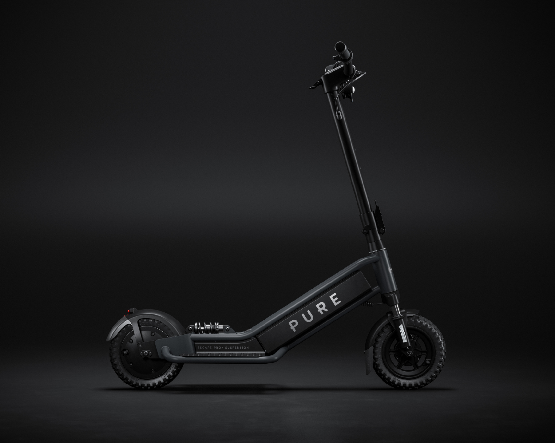 Ein schwarzer E-Scooter mit der Aufschrift „PURE“ steht auf dunklem Grund.